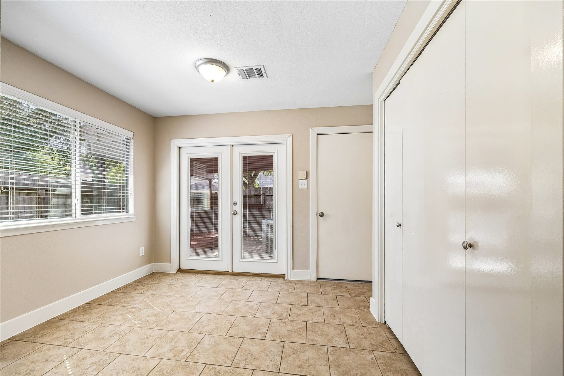 10819 Cobblecreek Way, Missouri City, TX 77459 The eat-in kitchen offers a cheerful breakfast area with French doors that open to the pergola covered patio, making it easy to enjoy fresh air and everyday living inside and out.
