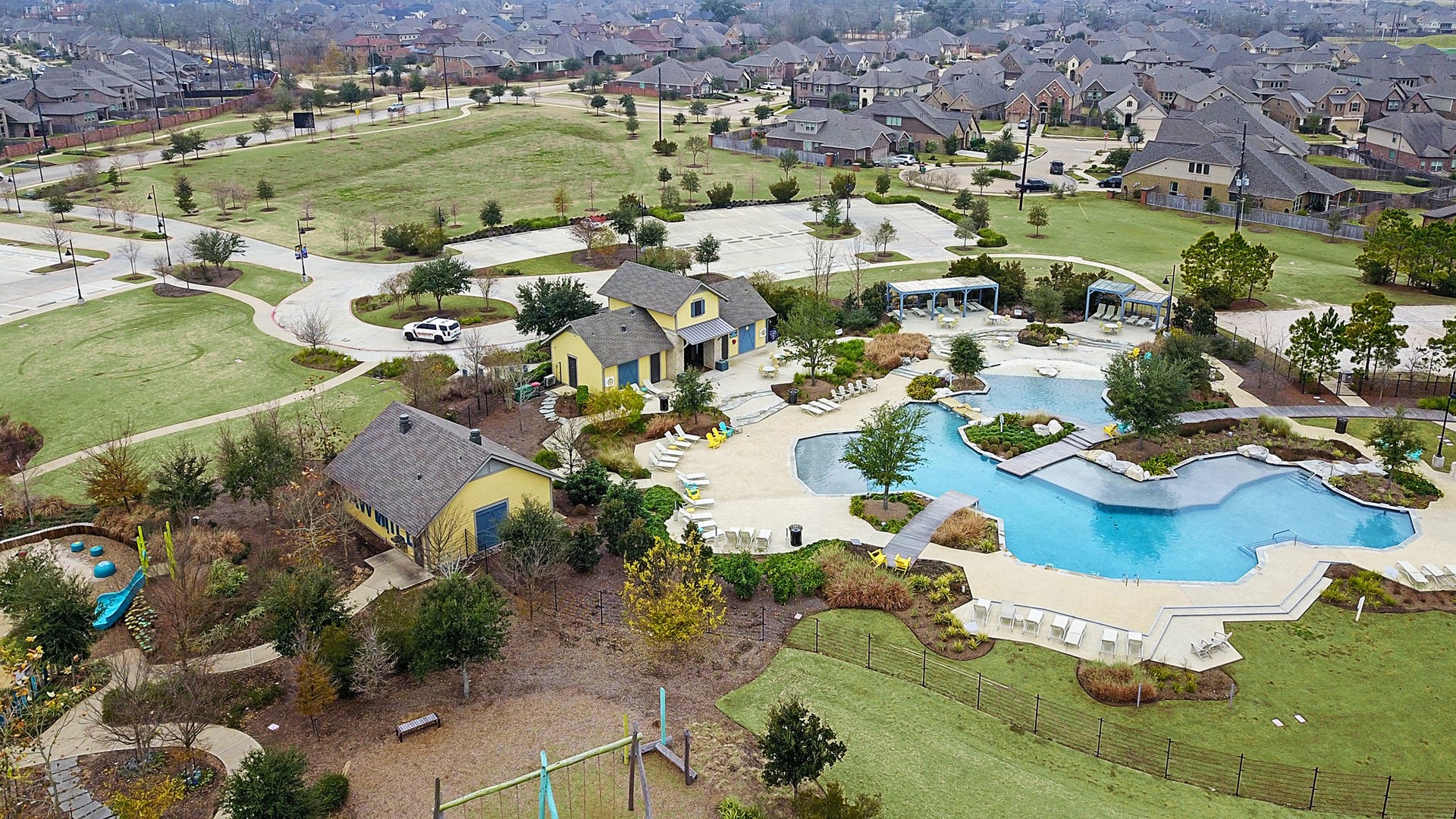 10819 Cobblecreek Way, Missouri City, TX 77459 The Sawmill Lake Club has a sparkling pool, ready for long hot summer days of sunshine and exciting games of Marco Polo with neighborhood friends.