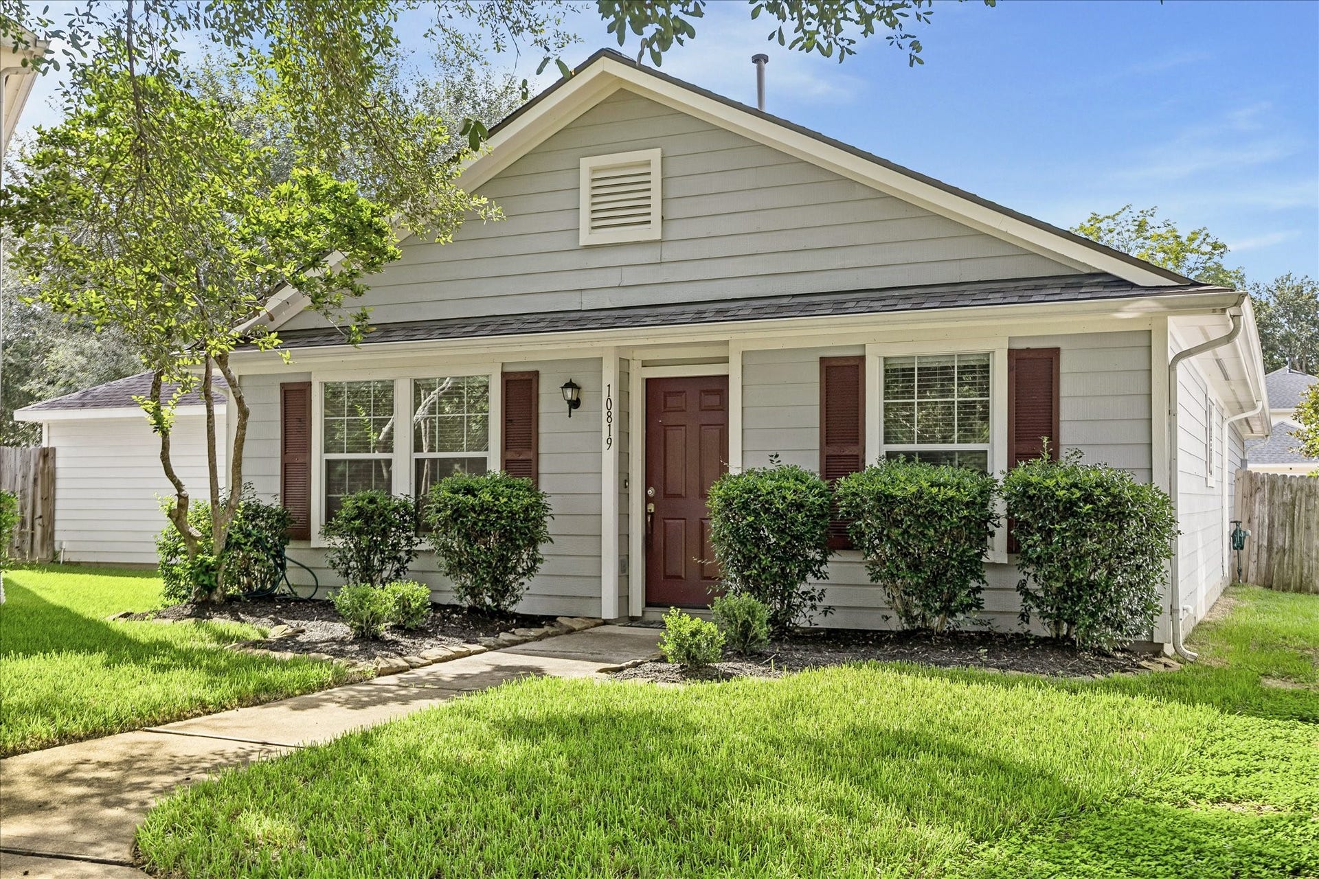 10819 Cobblecreek Way, Missouri City, TX 77459 Cute as a button and freshly painted, this charming 3/2/2 single story home faces a peaceful greenbelt and sits near the end of a quiet cul-de-sac street, with open living spaces, an updated eat-in kitchen, a pergola covered patio, and resort style amenities close by.