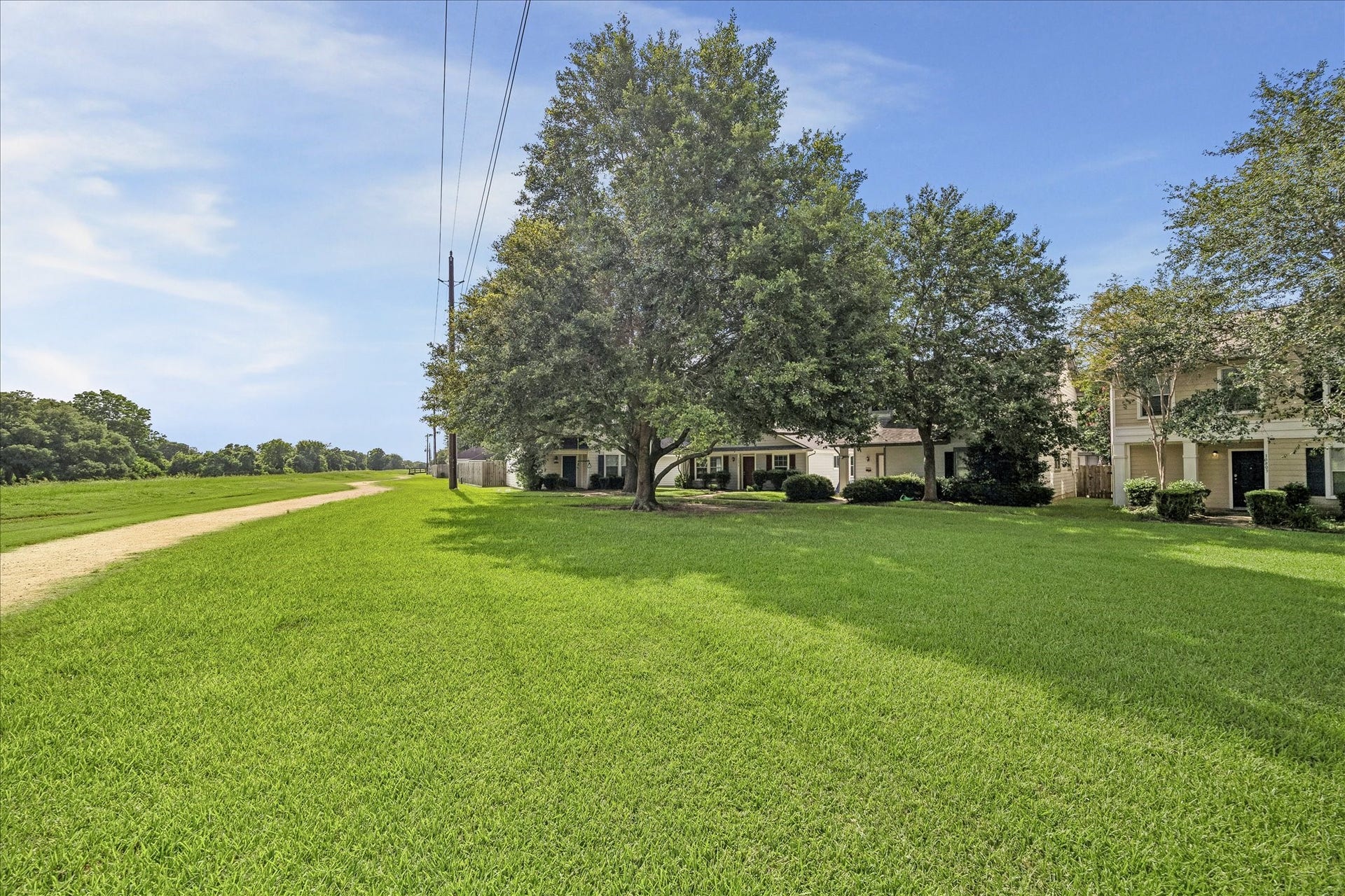 10819 Cobblecreek Way, Missouri City, TX 77459 The front of the home opens to a beautiful greenbelt setting with mature trees, open green space, and a scenic walking path that adds such a peaceful feel to everyday living.