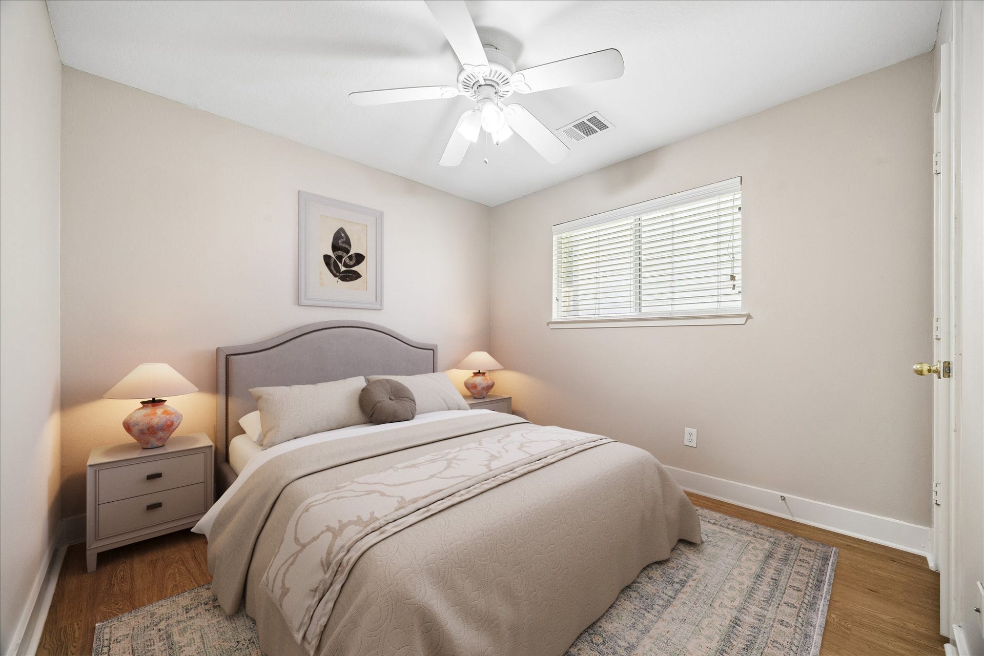 10819 Cobblecreek Way, Missouri City, TX 77459 With easy access to the full bathroom, this guest bedroom is a practical and flexible space for family, visitors, a home office, or a hobby room.
Virtually Staged Image