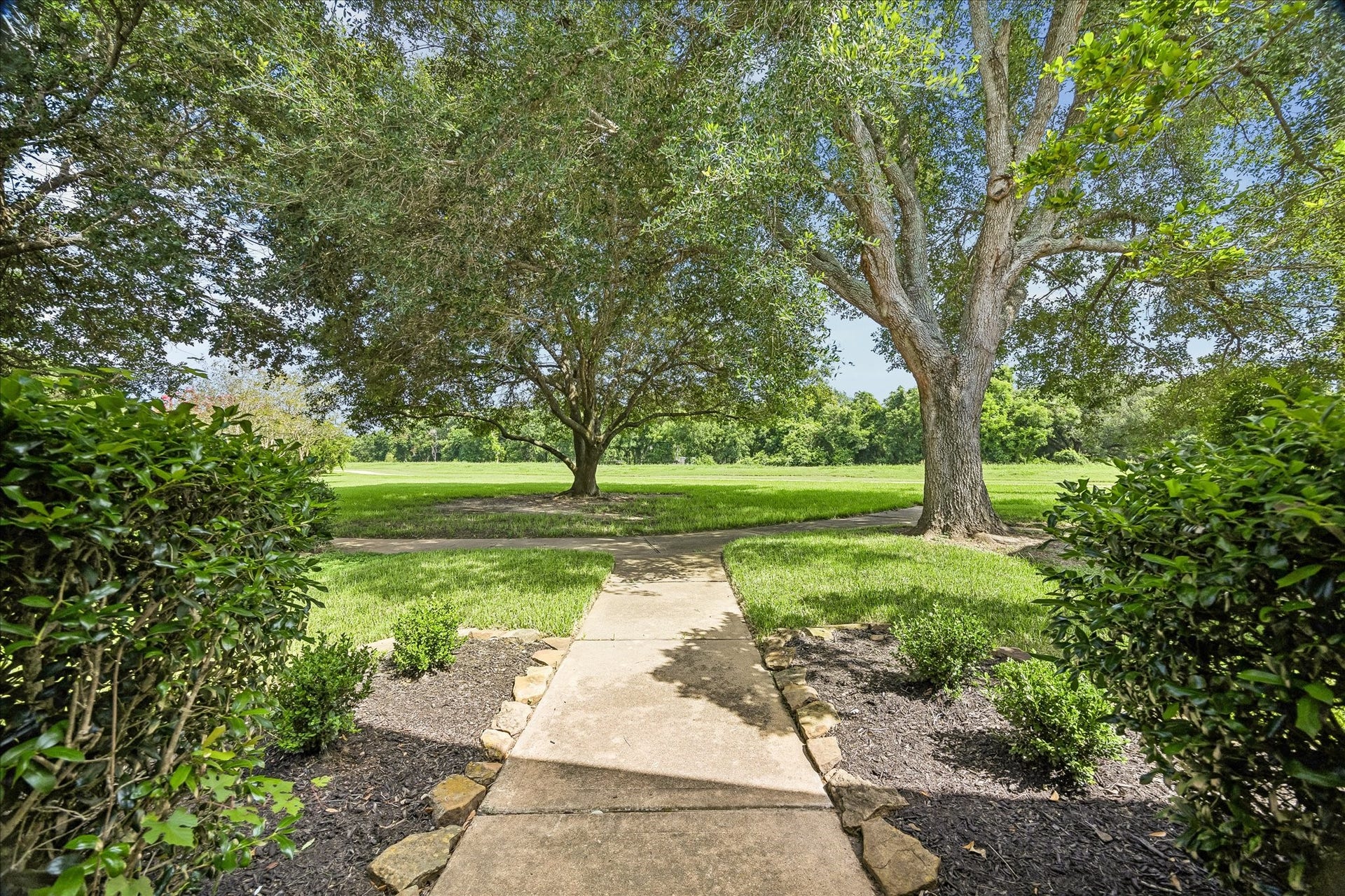 10819 Cobblecreek Way, Missouri City, TX 77459 The front of the home faces the peaceful greenbelt and walking path, giving this charming setting a unique feel with open space, mature trees, and scenic everyday surroundings.