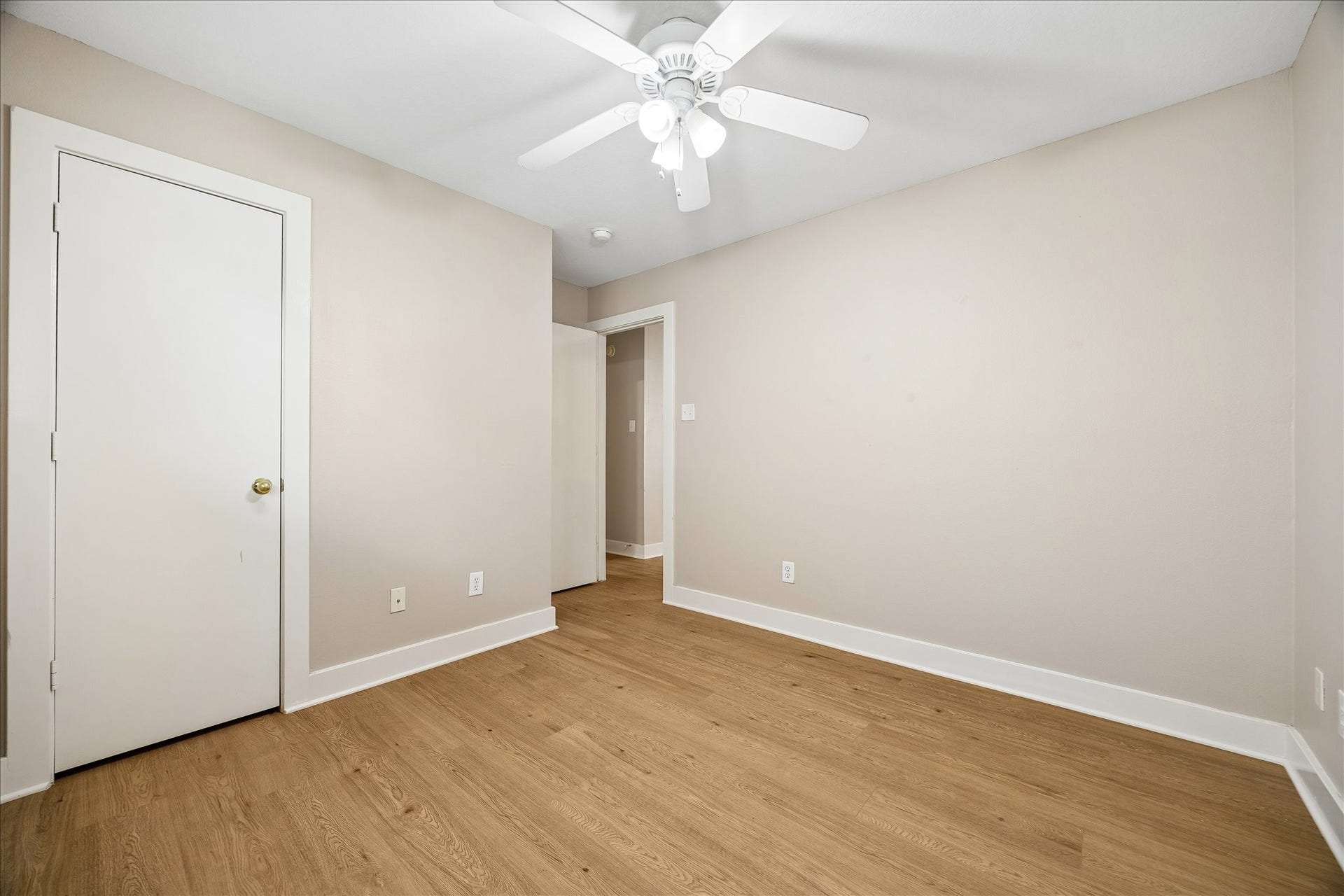 10819 Cobblecreek Way, Missouri City, TX 77459 This comfortable guest bedroom offers fresh neutral paint, updated LVP flooring installed in July 2026, a cooling ceiling fan and a large closet for everyday storage.