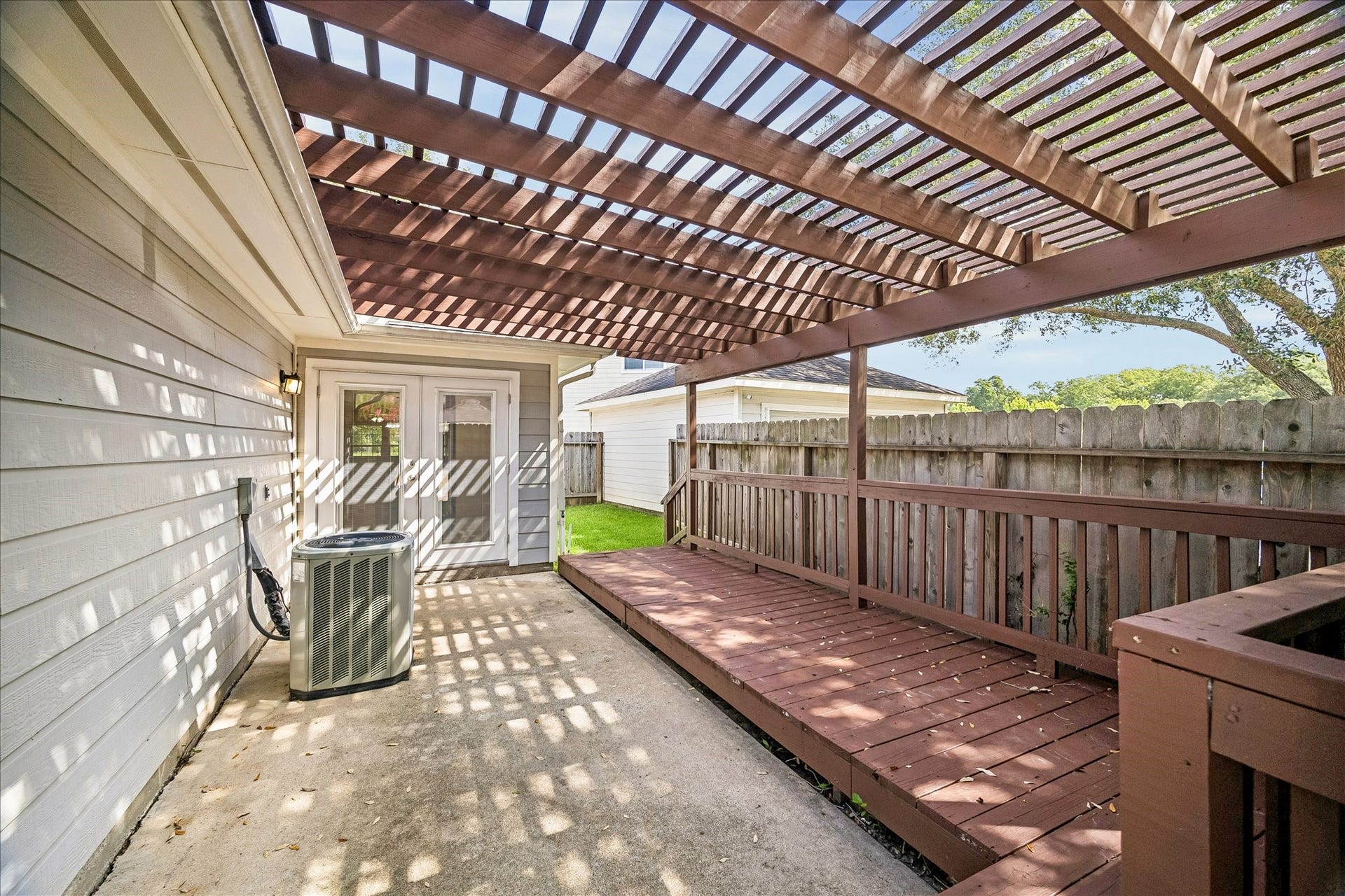 10819 Cobblecreek Way, Missouri City, TX 77459 Just off the breakfast area, the pergola covered patio expands your living space outdoors and gives you an easy spot for morning coffee, casual meals, or relaxing in the fresh air.