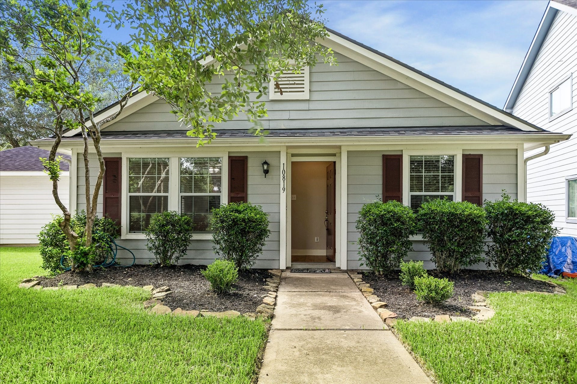 10819 Cobblecreek Way, Missouri City, TX 77459 This charming exterior welcomes you home with mature flower beds, a picturesque sidewalk approach, and a peaceful greenbelt setting.