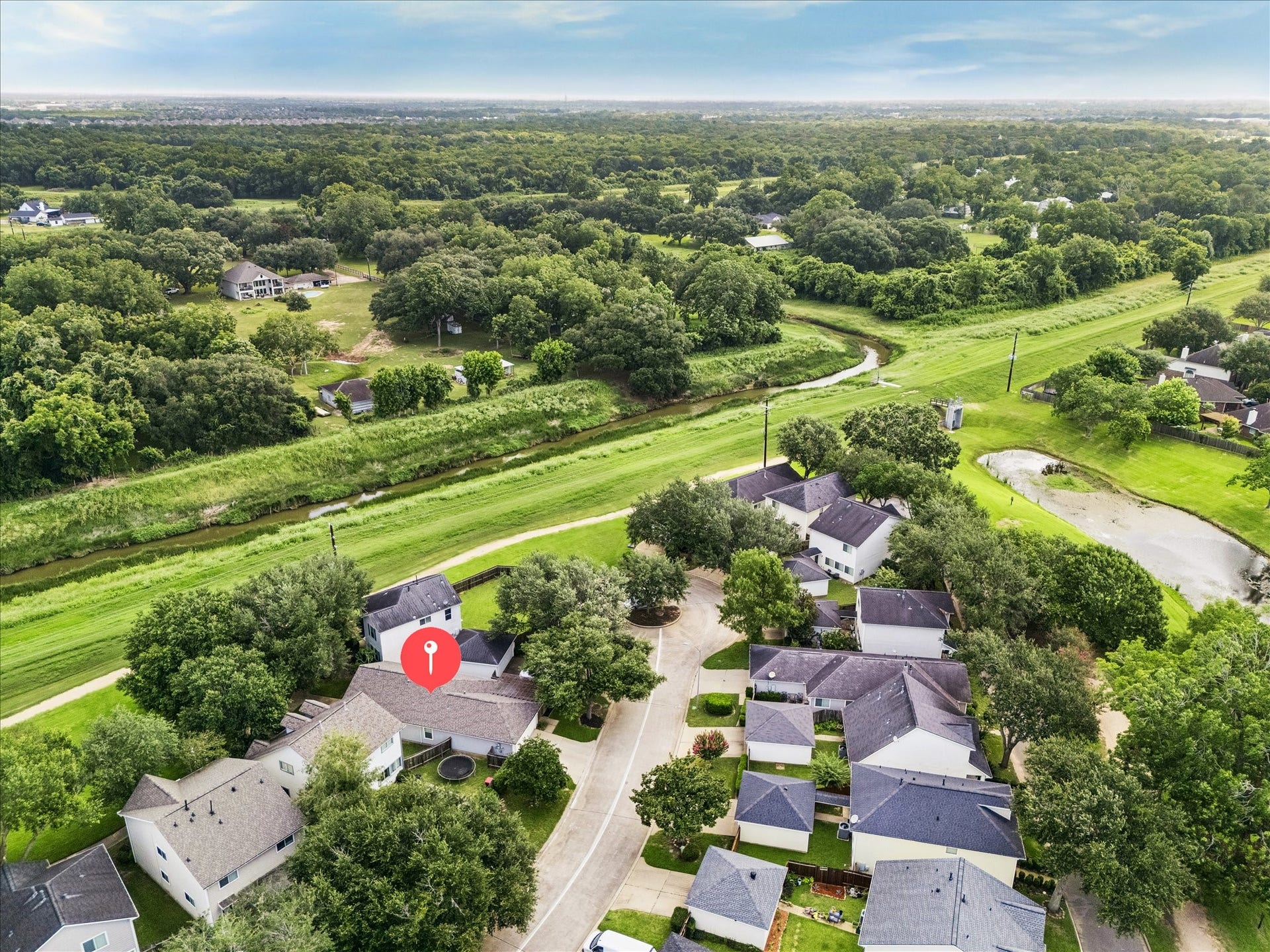 10819 Cobblecreek Way, Missouri City, TX 77459 This special layout offers a quiet cul-de-sac setting with convenient sidewalk access to the garage and street, while the front of the home enjoys the greenbelt and path just steps away.