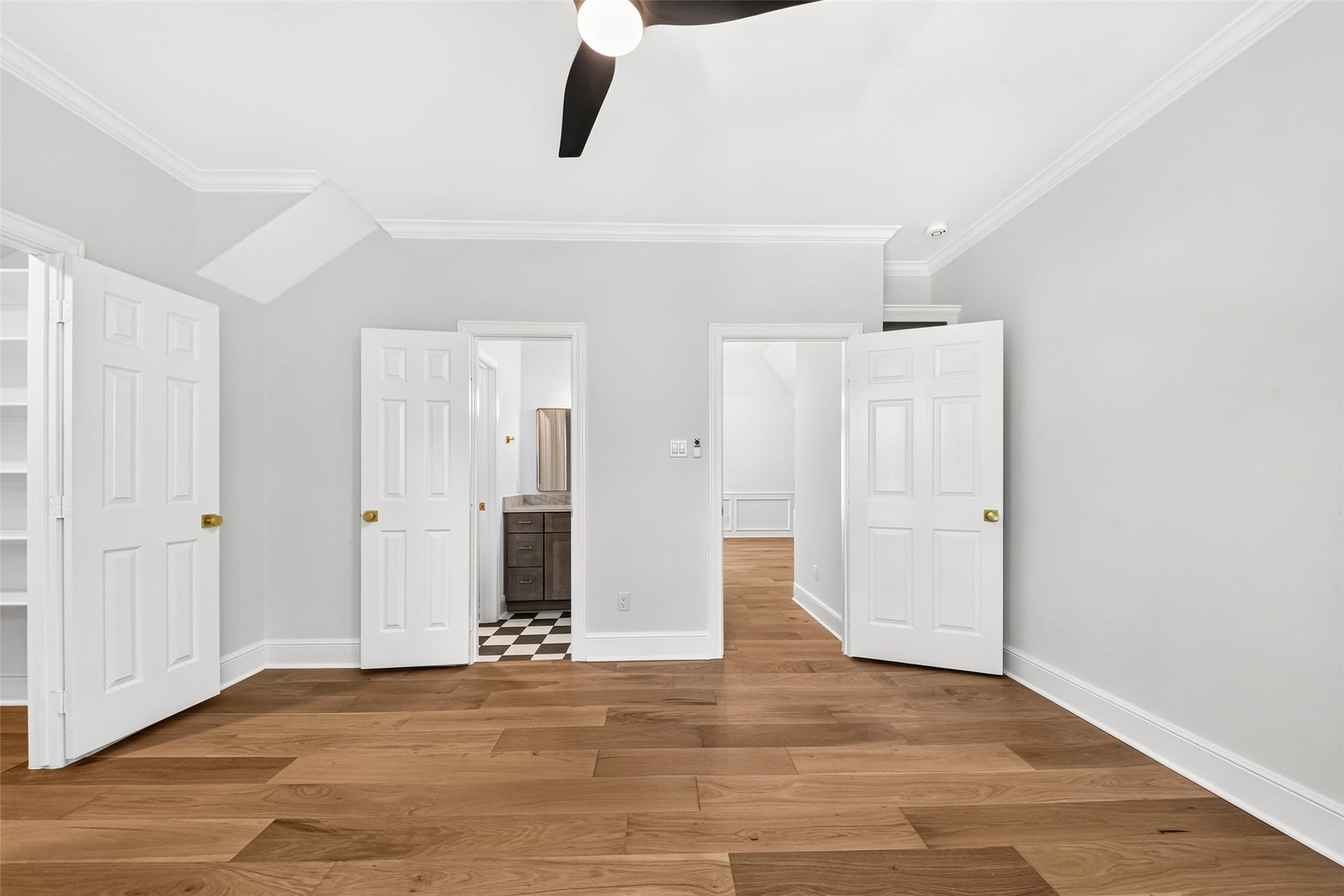 46 Pebble Cove Drive, The Woodlands, TX 77381 Expansive bedrooms offer a perfect blend of comfort and style, featuring sleek hardwood floors and ample space for relaxation.