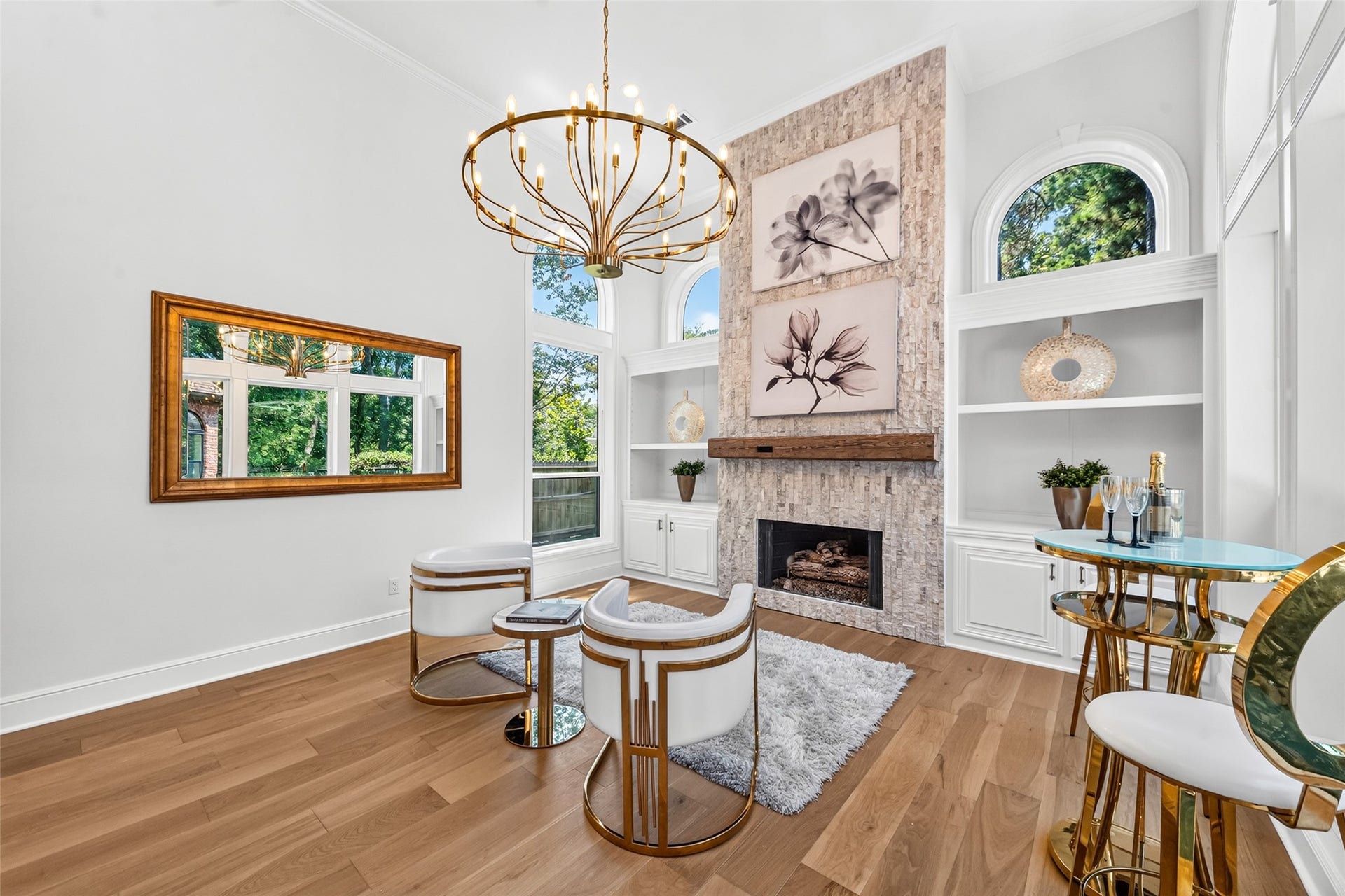 46 Pebble Cove Drive, The Woodlands, TX 77381 Cocktails, pizza, smore's... enjoy this great seating area off the kitchen waiting for those cookies to bake, the muffins to raise, embrace the beauty.