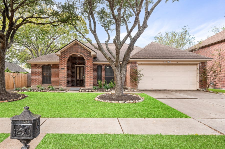 Property photo for 1937 Prairie Creek Drive, Pearland, TX