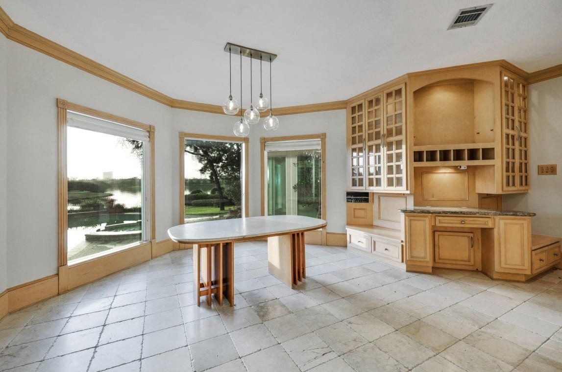 35 W Isle Place, The Woodlands, TX 77381 Breakfast area overlooking the backyard with built-in cabinetry and seamless access to the kitchen.