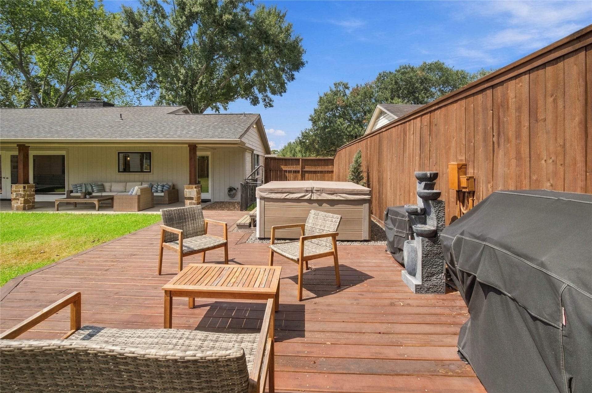 Backyard with jacuzzi and private (fenced) dog yard behind jacuzzi
