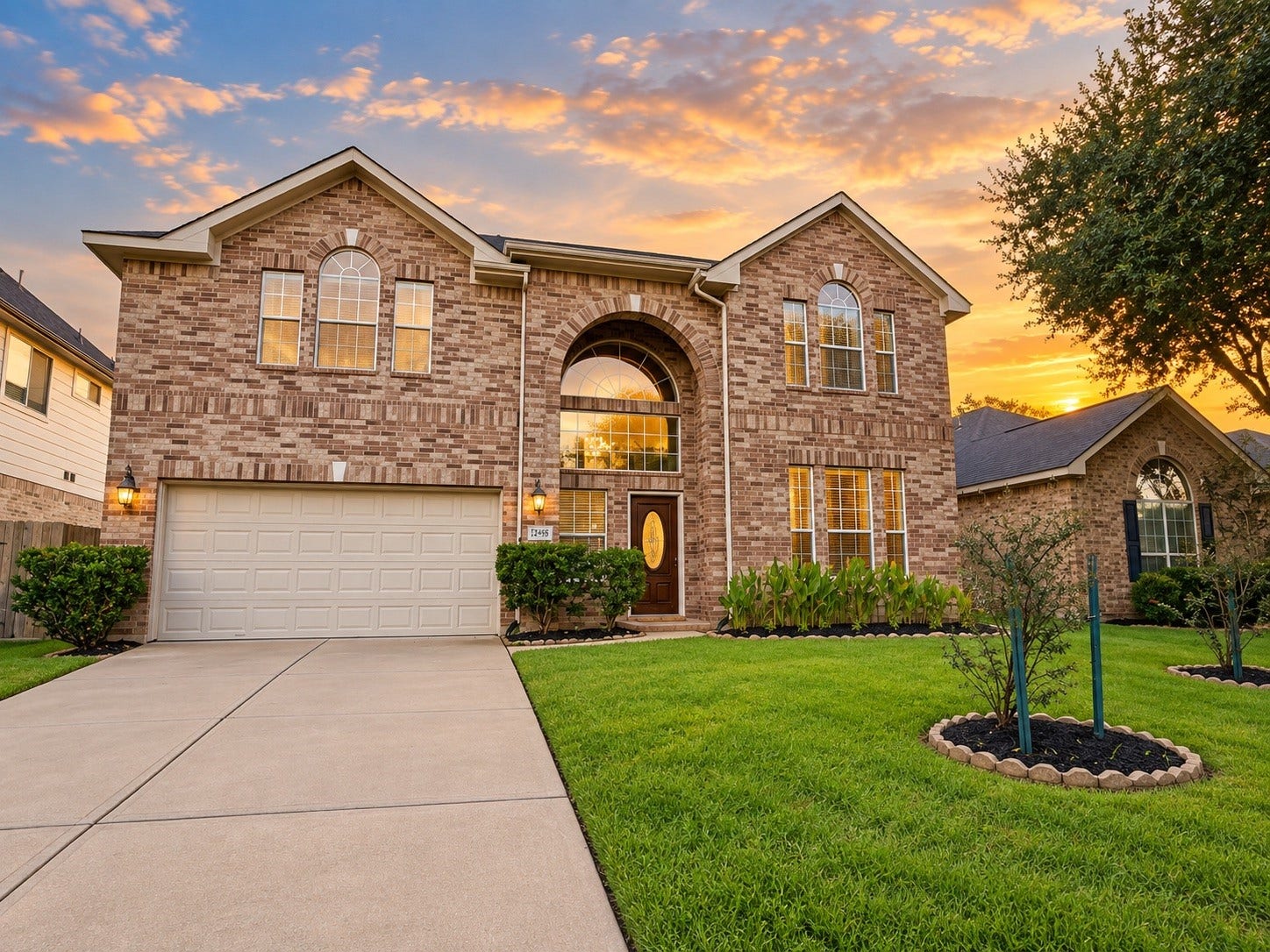 21418 Avalon Queen Drive, Spring, TX 77379 A stunning brick facade greets you in this spacious two-story home, accentuated by a beautifully manicured lawn and inviting entryway.