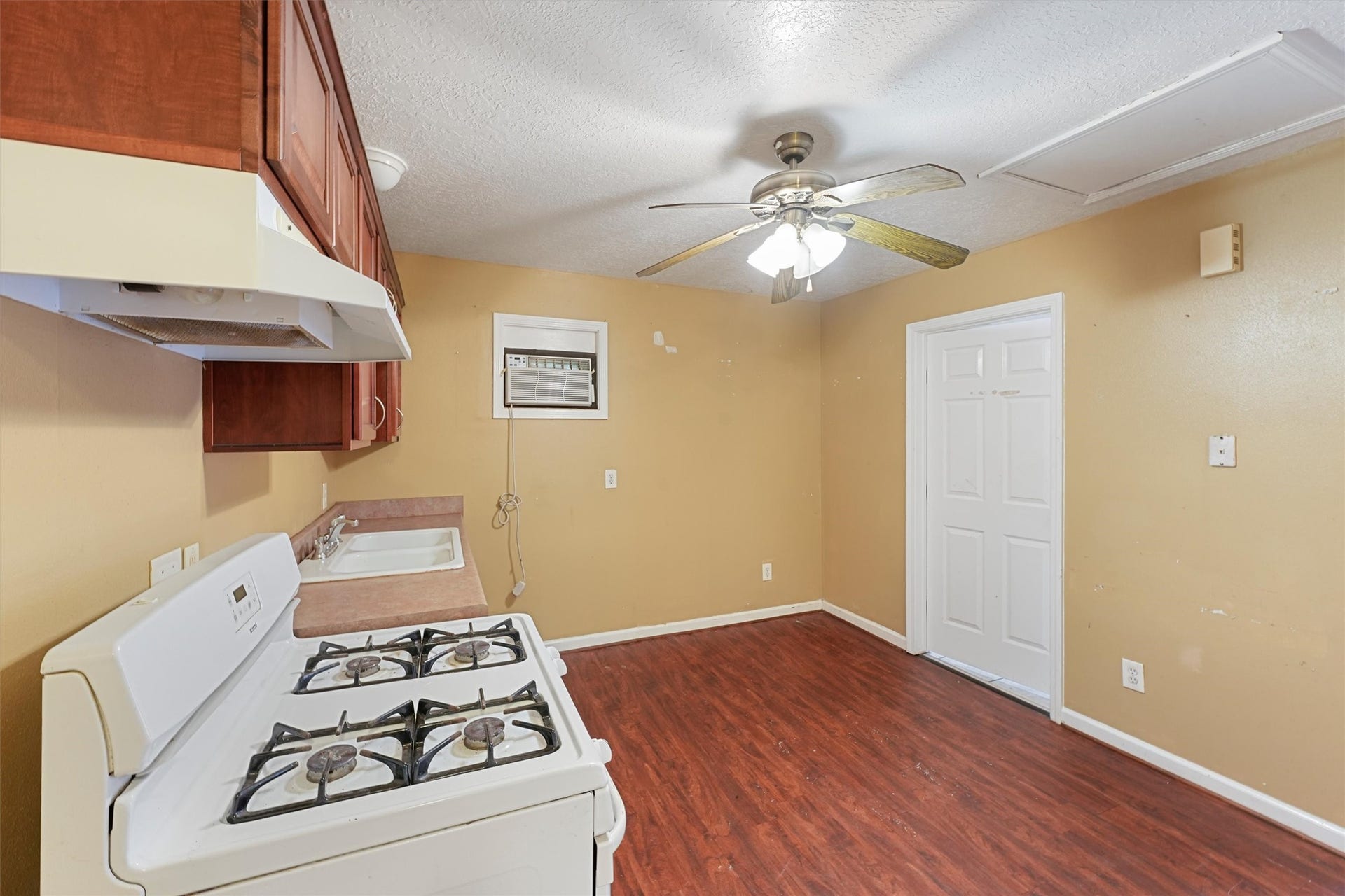 4515 Salina Street, Houston, TX 77026 4515 Salina Street, Houston, TX 77026