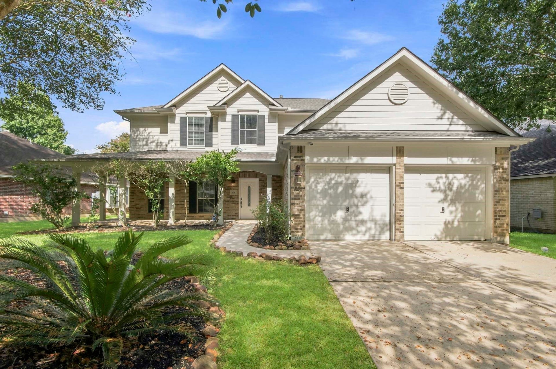 83 N Creekmist Place, The Woodlands, TX 77385 Located in a great family-friendly neighborhood, this home offers exceptional curb appeal and a large front porch ideal for morning coffee or evening gatherings. Open floor plan, 4 bedrooms, primary ensuite down, large game room upstairs!