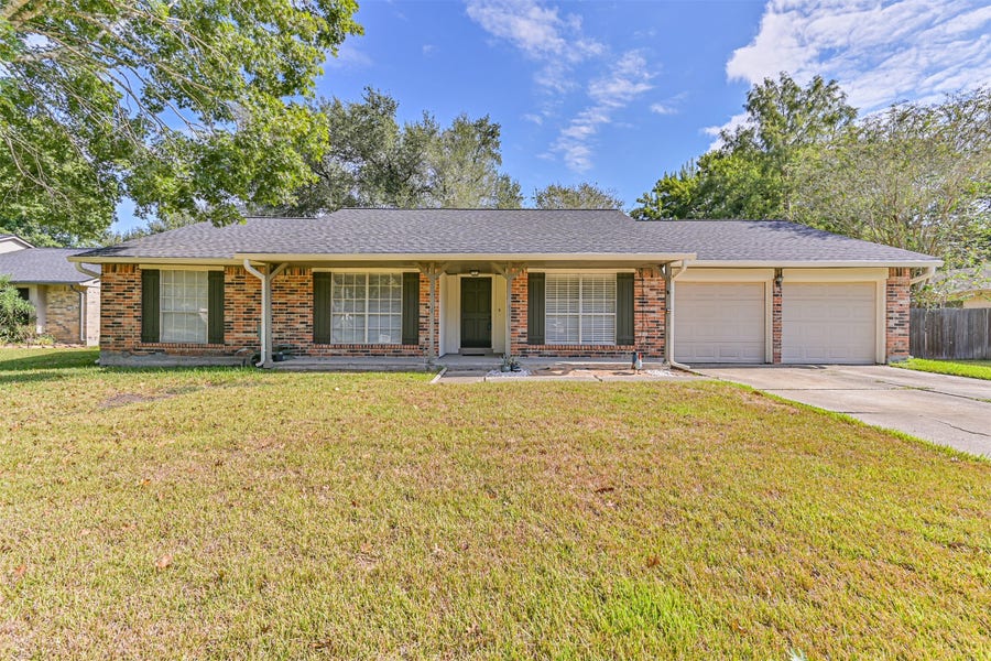 Property photo for 1104 Lost River Drive, Friendswood, TX