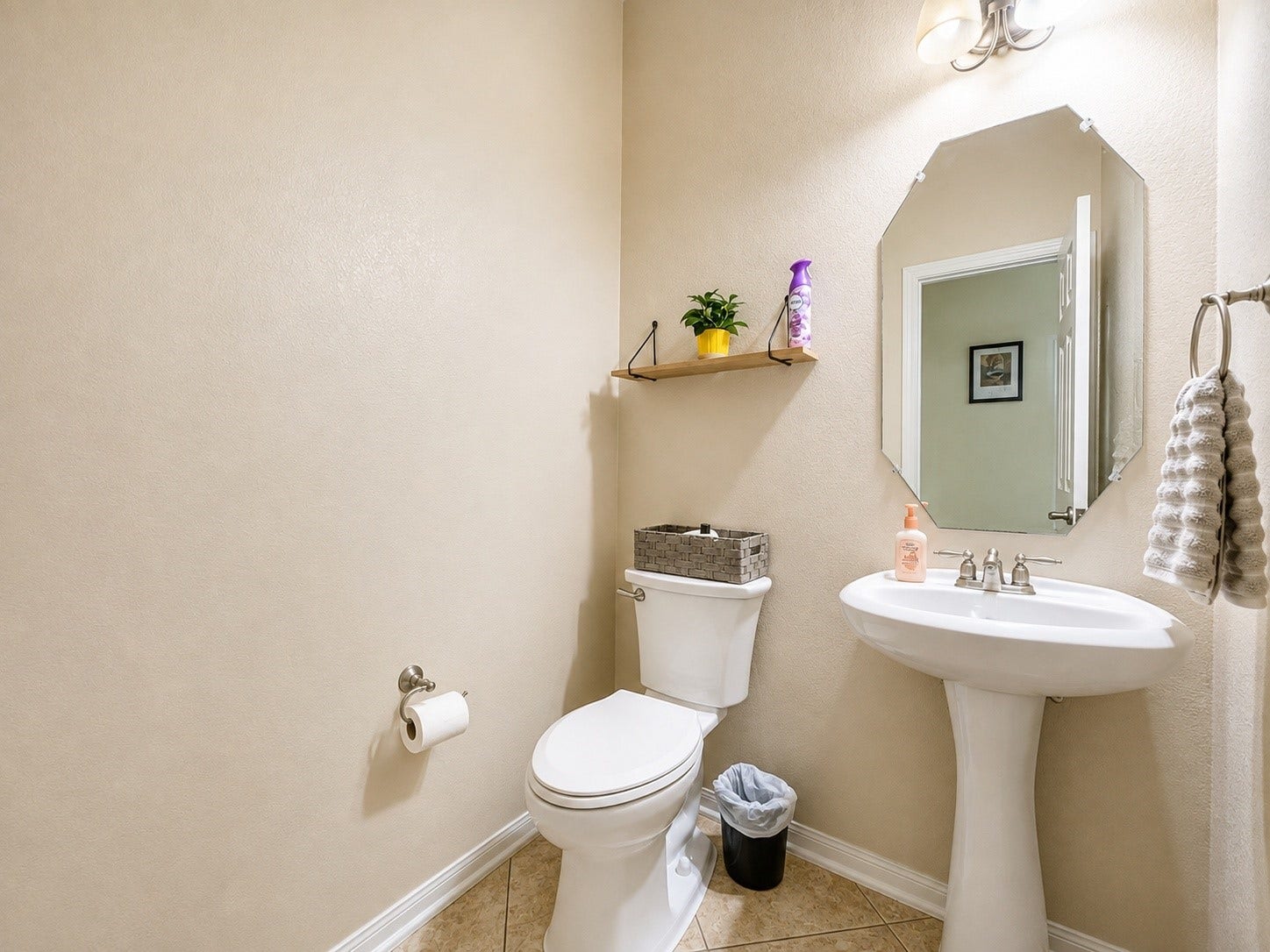 1752 Silver Bend Drive, Dickinson, TX 77539 1st floor Guest bathroom