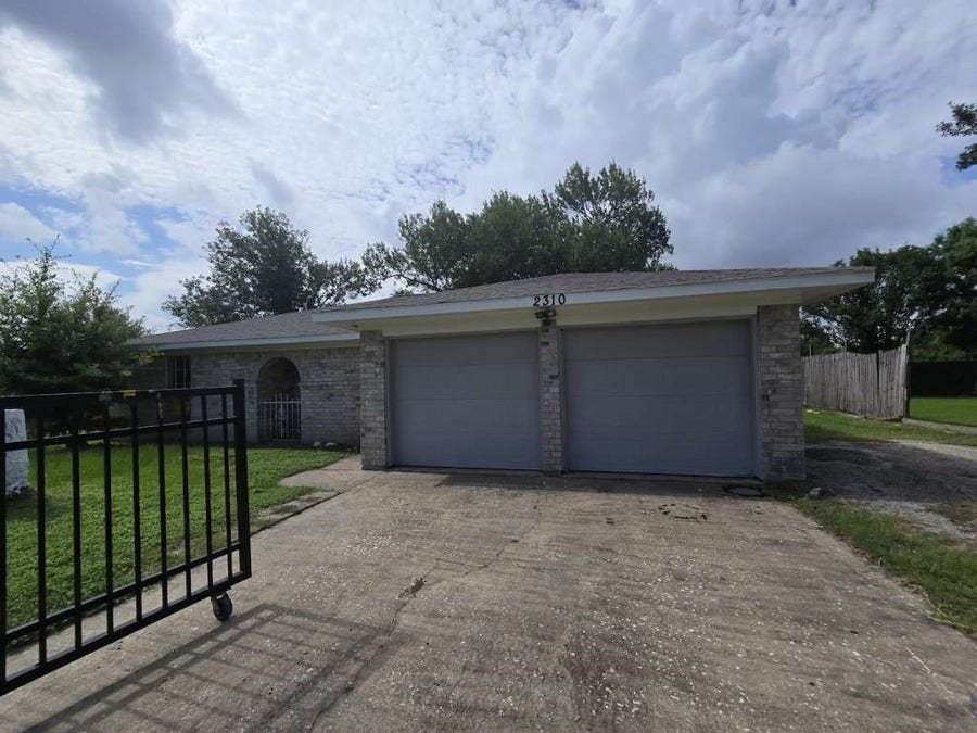 Property photo for 2310 Heather Street, Highlands, TX