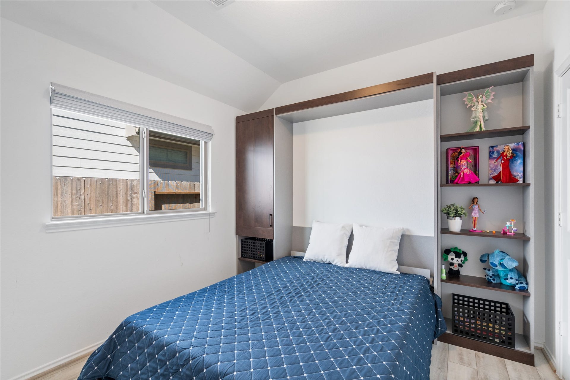 32025 Towering Birch Trail, Conroe, TX 77385 Murphy Bed included