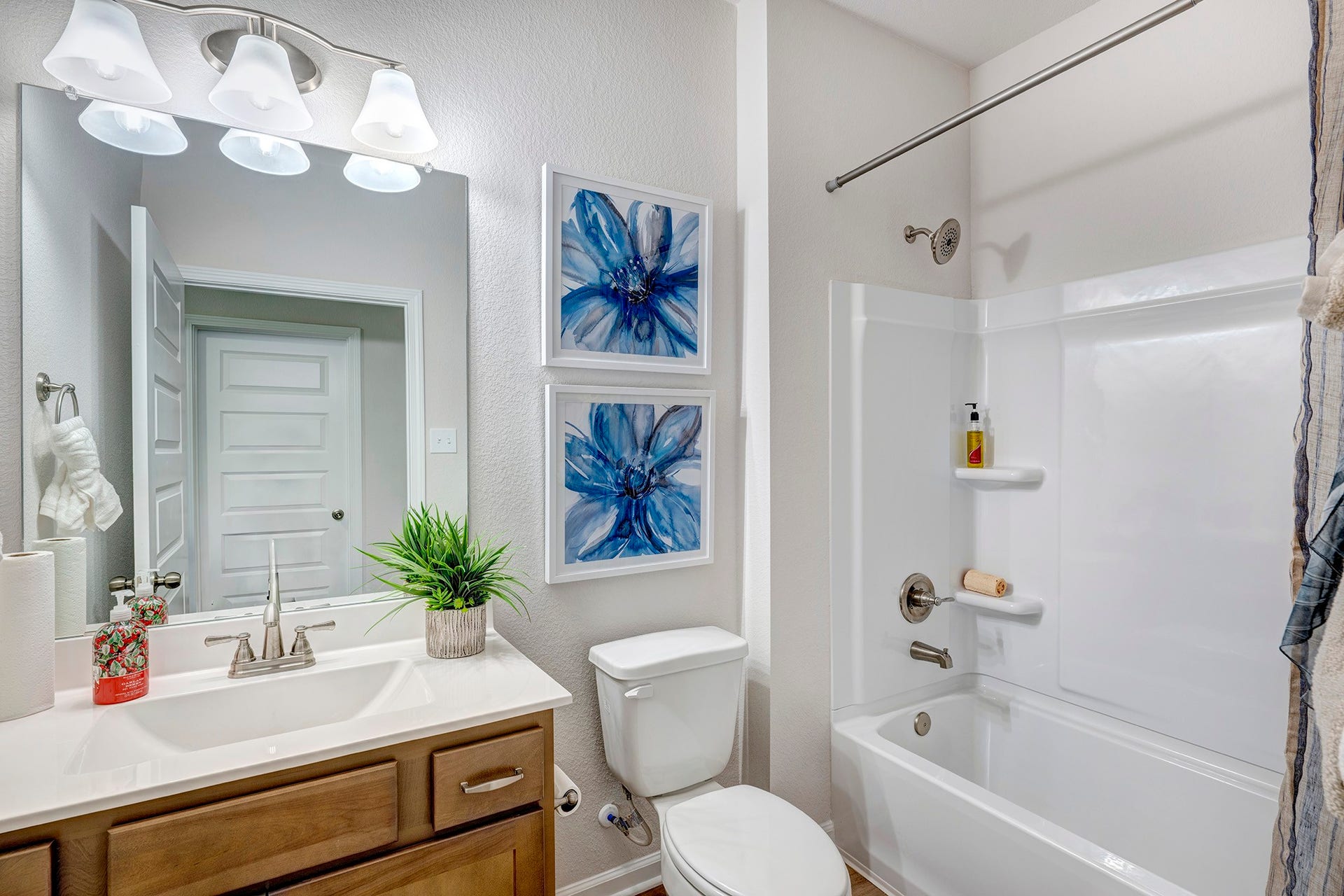2707 Crested Creek Lane, Richmond, TX 77406 The Piedmont- Secondary Bathroom