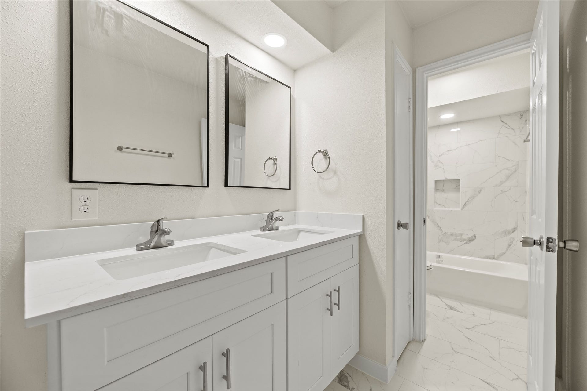 14249 Lost Meadow Lane, Houston, TX 77079 Shared Bathroom for bedrooms 3 and 4
