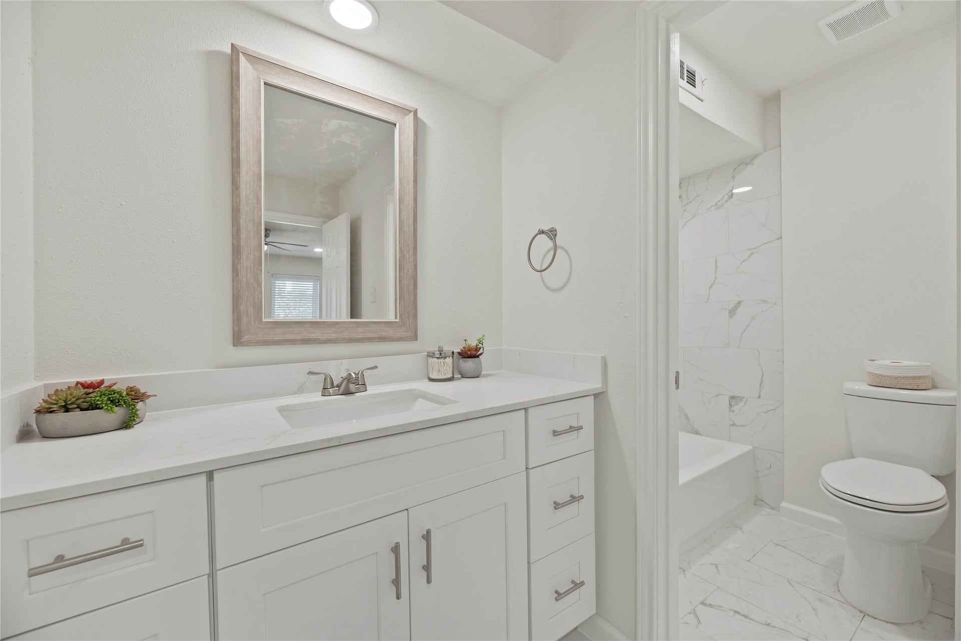 14249 Lost Meadow Lane, Houston, TX 77079 Main Level Full Bath