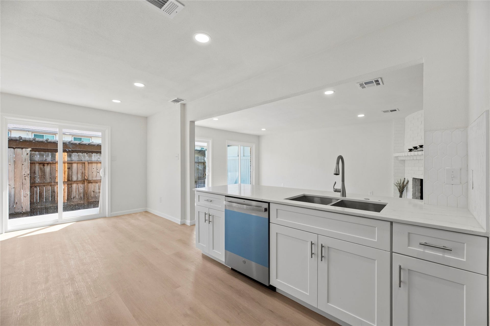 14249 Lost Meadow Lane, Houston, TX 77079 Island sitting available