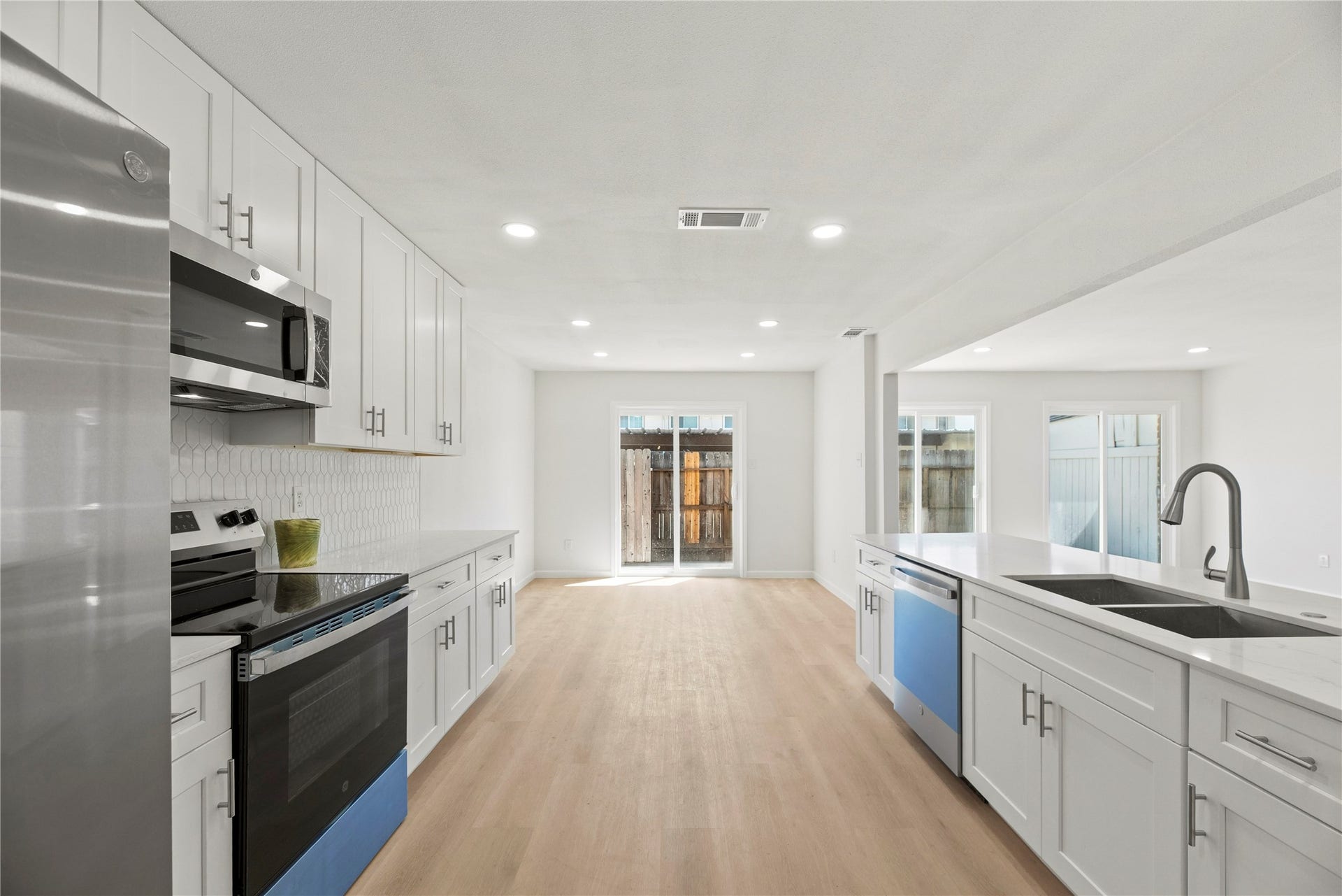 14249 Lost Meadow Lane, Houston, TX 77079 Updated Kitchen with new cabinets an appliances