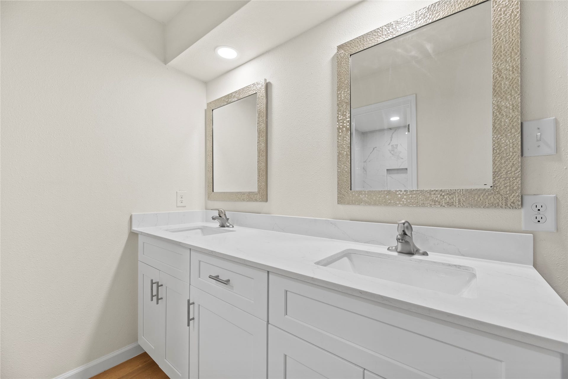 14249 Lost Meadow Lane, Houston, TX 77079 Primary Bath Second floor