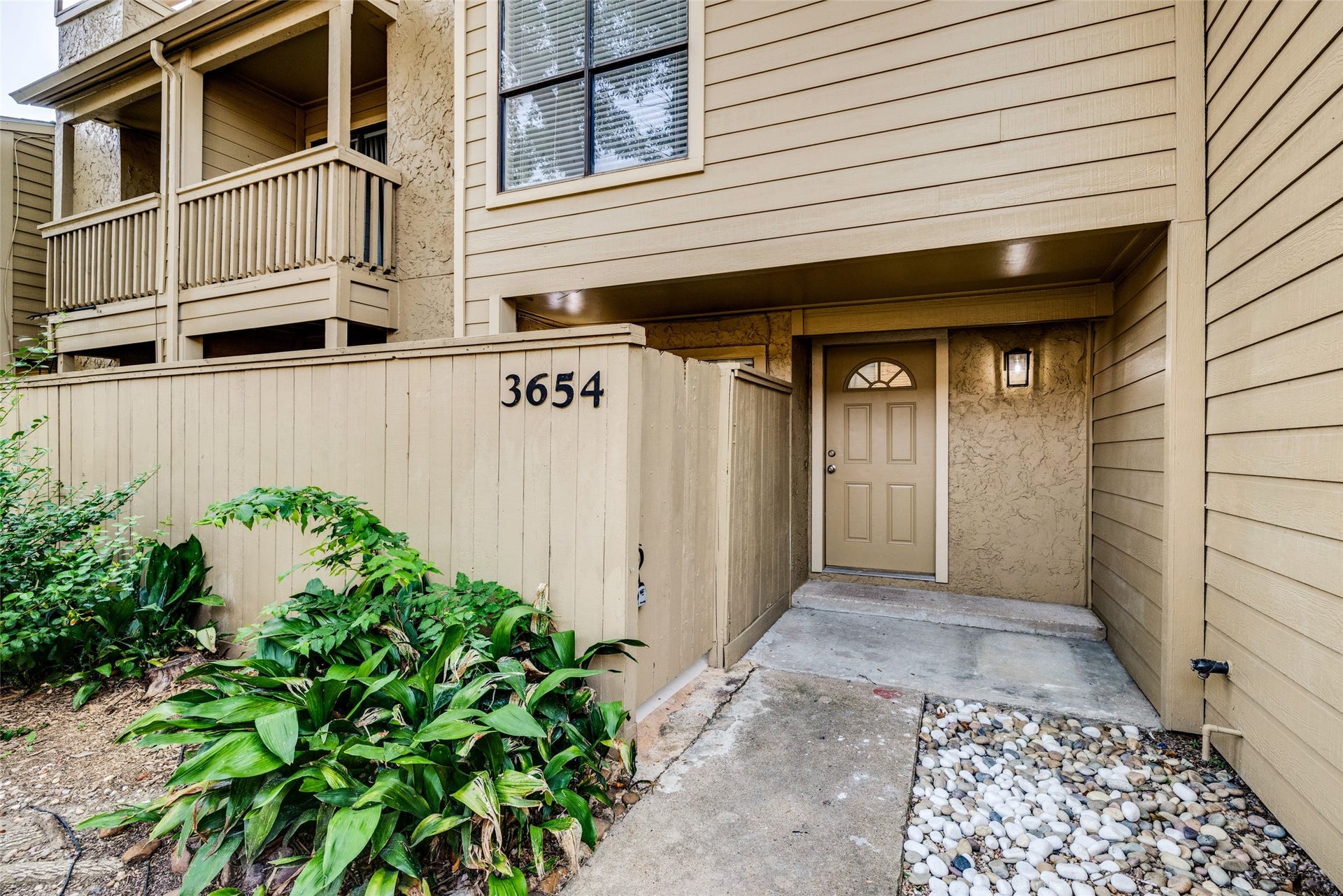 3654 Ocee Street, Houston, TX 77063 Two-story townhouse with first floor living, 1,148 interior square feet, 2 bedrooms and 1.5 bathrooms.