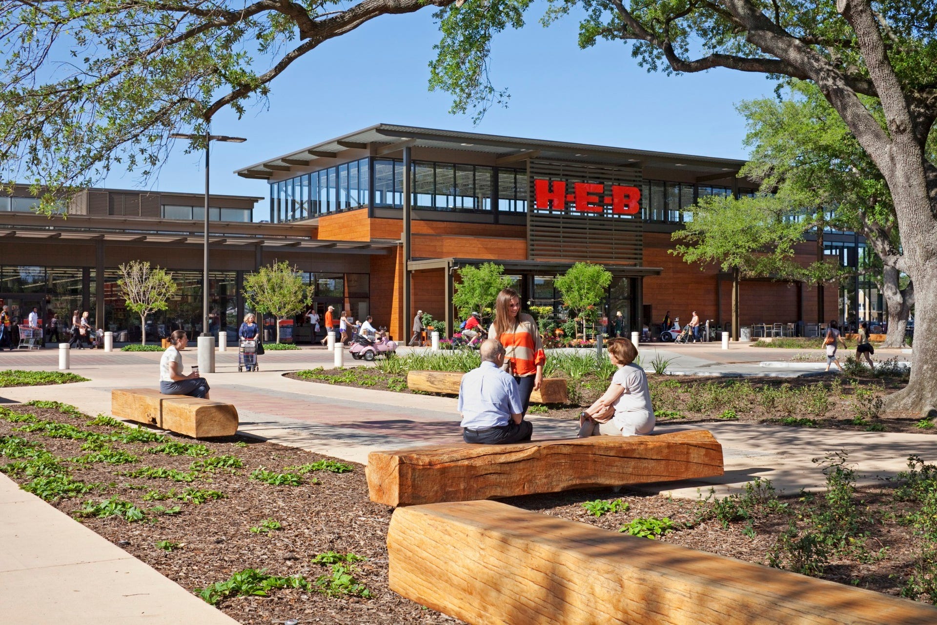 4522 Yoakum Boulevard, Houston, TX 77006 Montrose Market H-E-B provides convenient grocery shopping and everyday essentials near Yoakum Enclave.