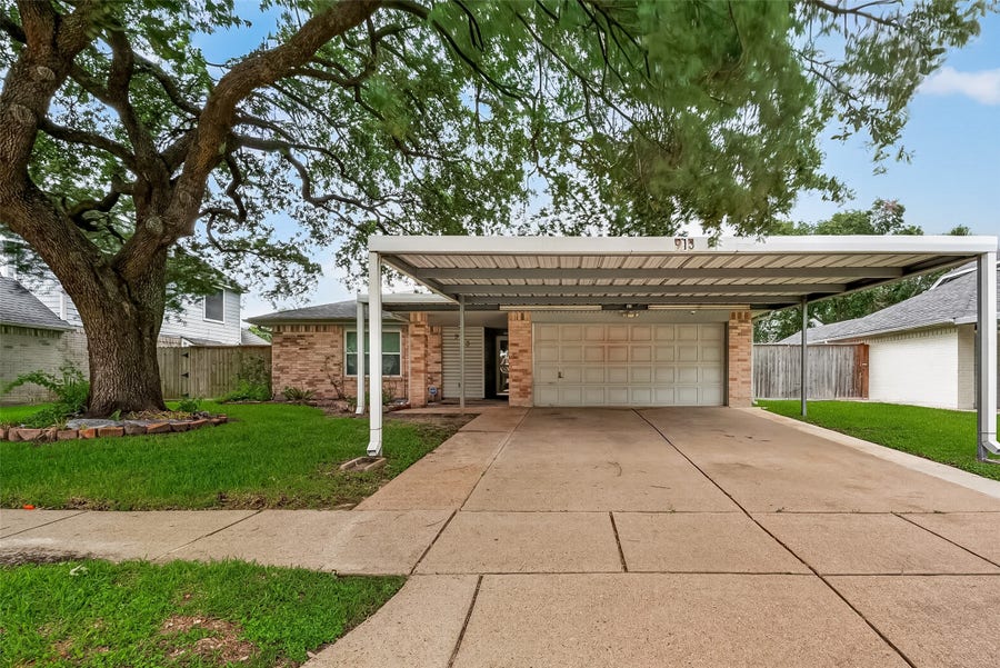 Property photo for 913 Willowbriar Lane, Deer Park, TX