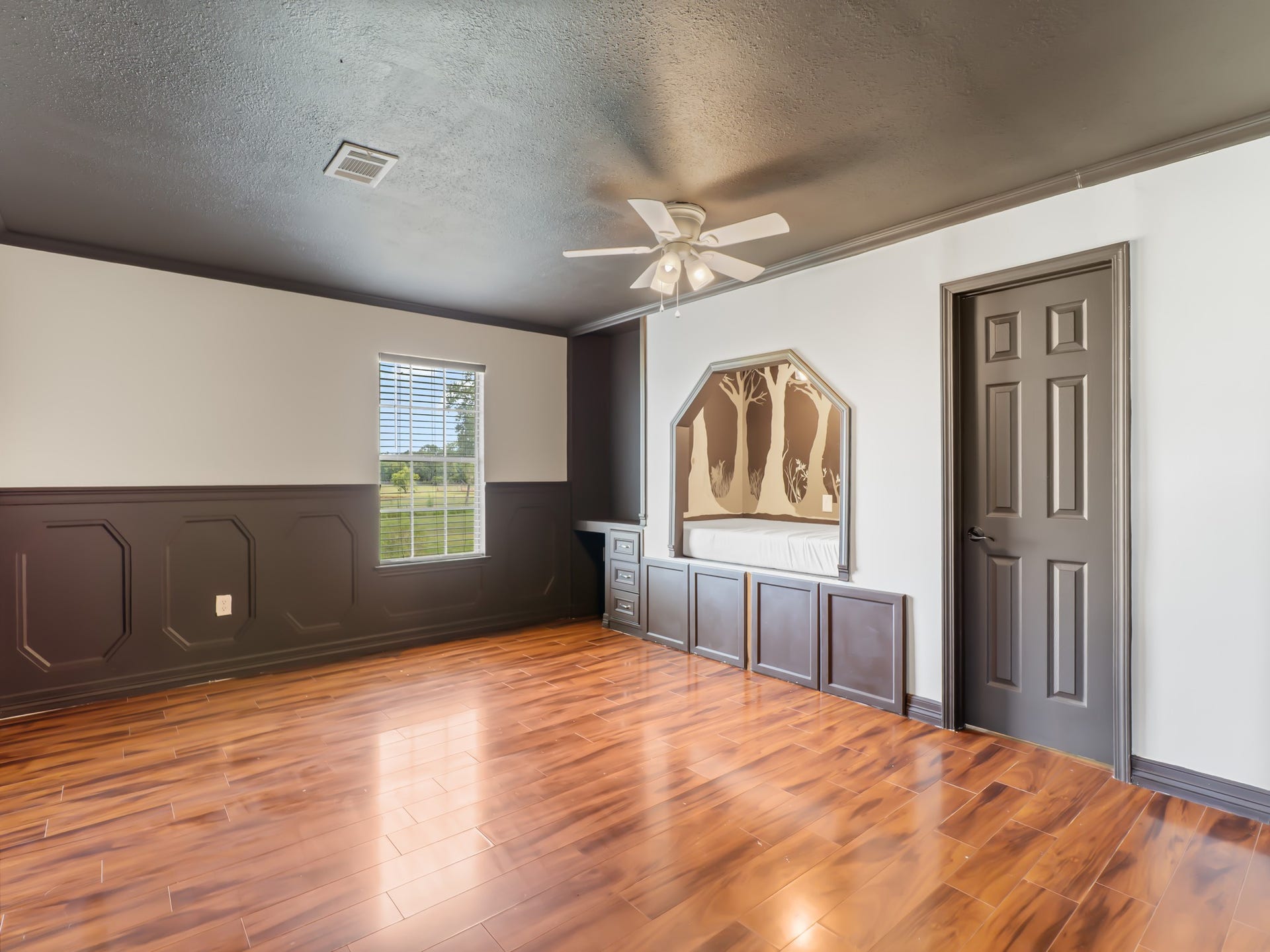 third bedroom with bult in twin size custom bed
