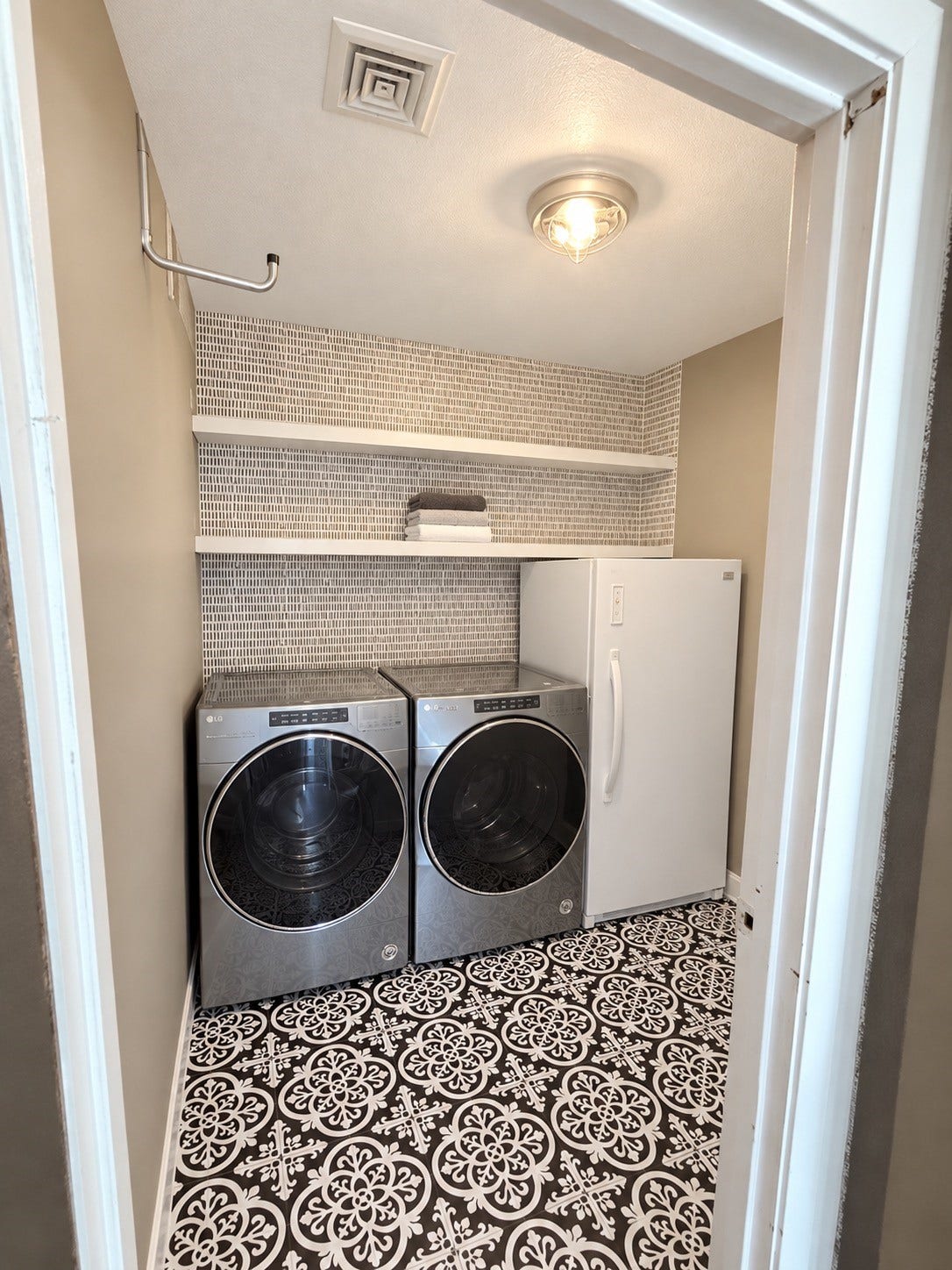 1907 N Rockisland Street, Angleton, TX 77515 laundry room