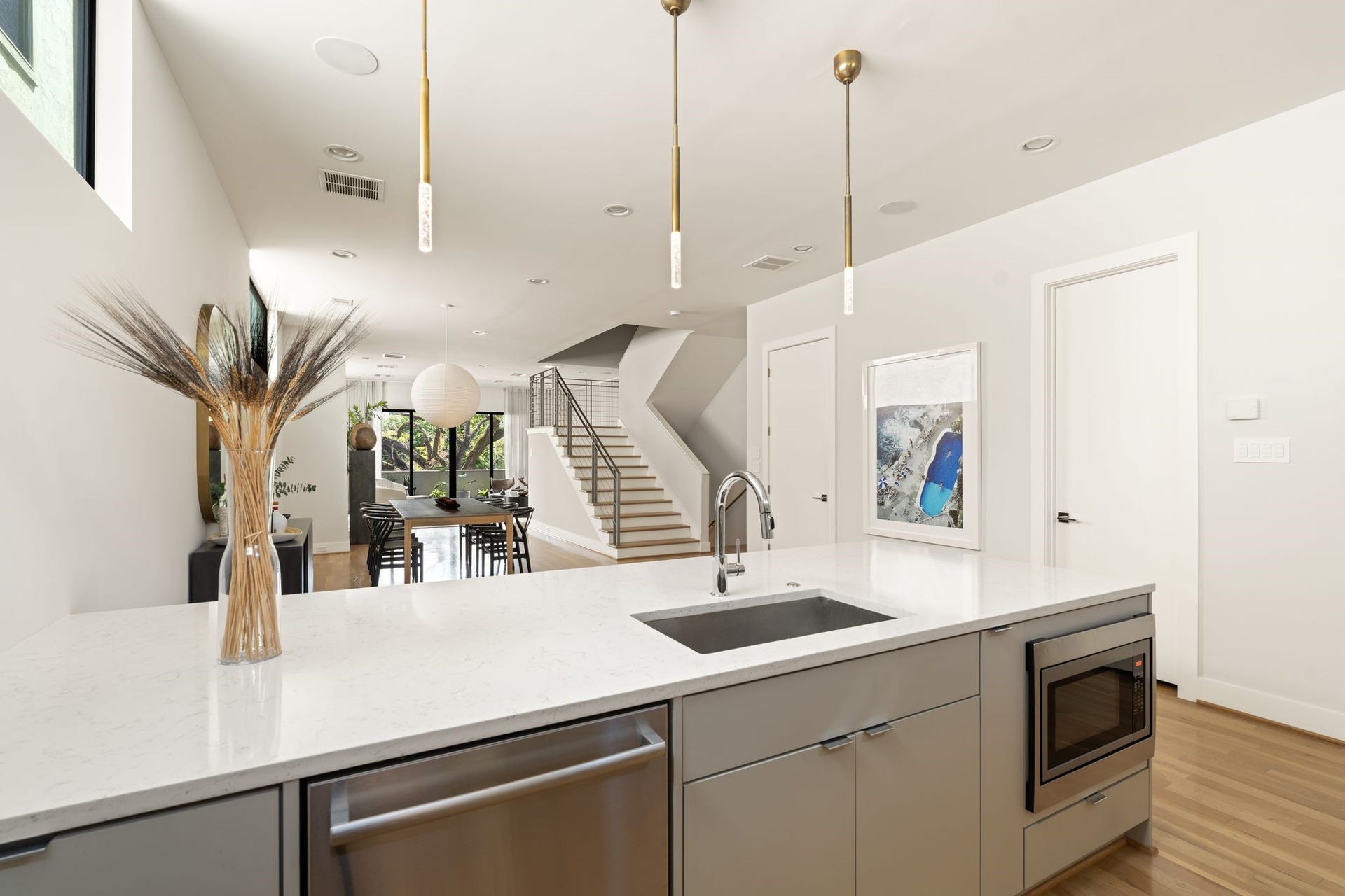 2622 Greenbriar Drive, Houston, TX 77098 Generous kitchen peninsula incorporates the sink, dishwasher, microwave, and counter seating while maintaining an open connection to the dining and living areas.