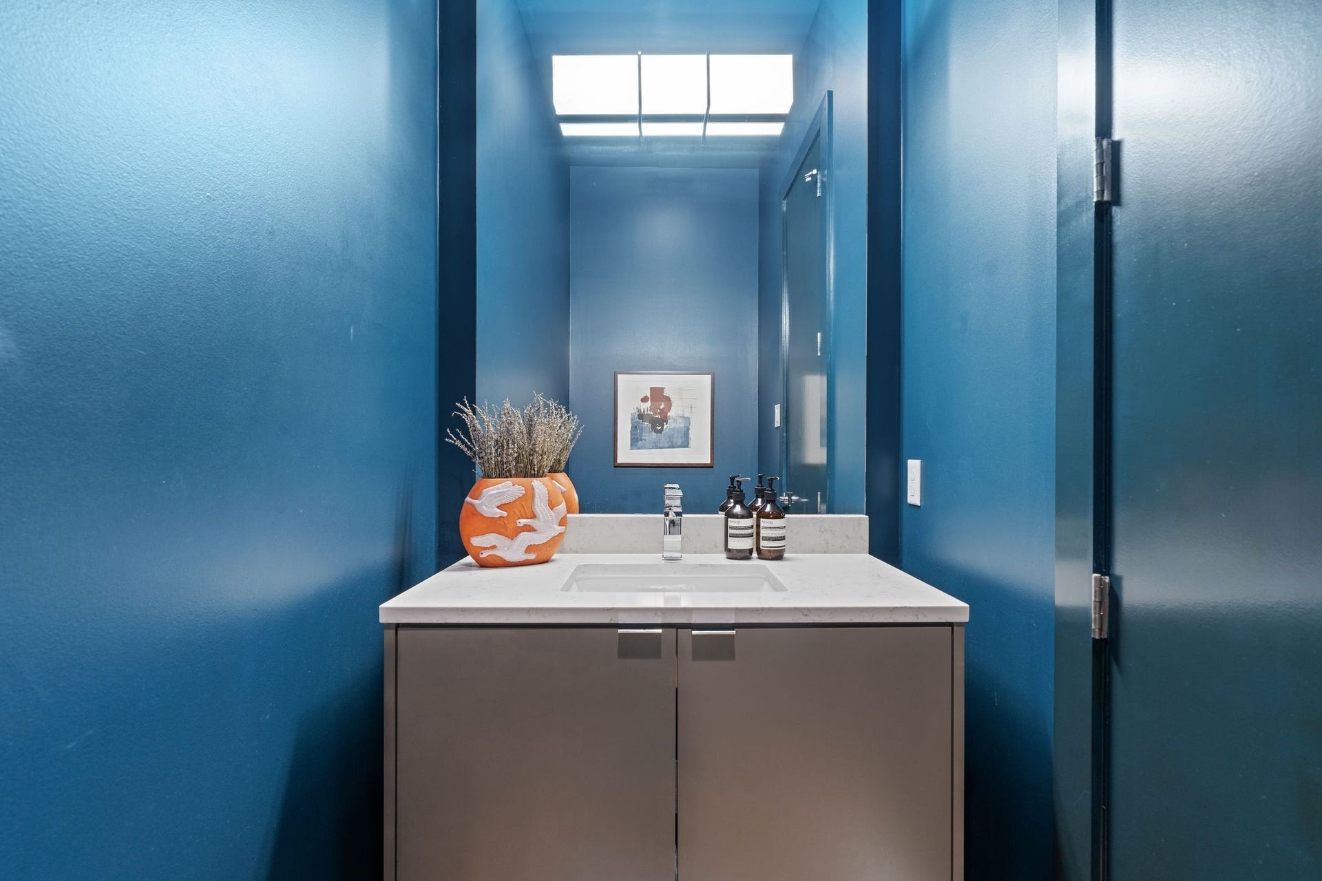 2622 Greenbriar Drive, Houston, TX 77098 Stylish second-floor powder bath makes a statement with rich blue walls and provides convenient guest access from the main entertaining level.