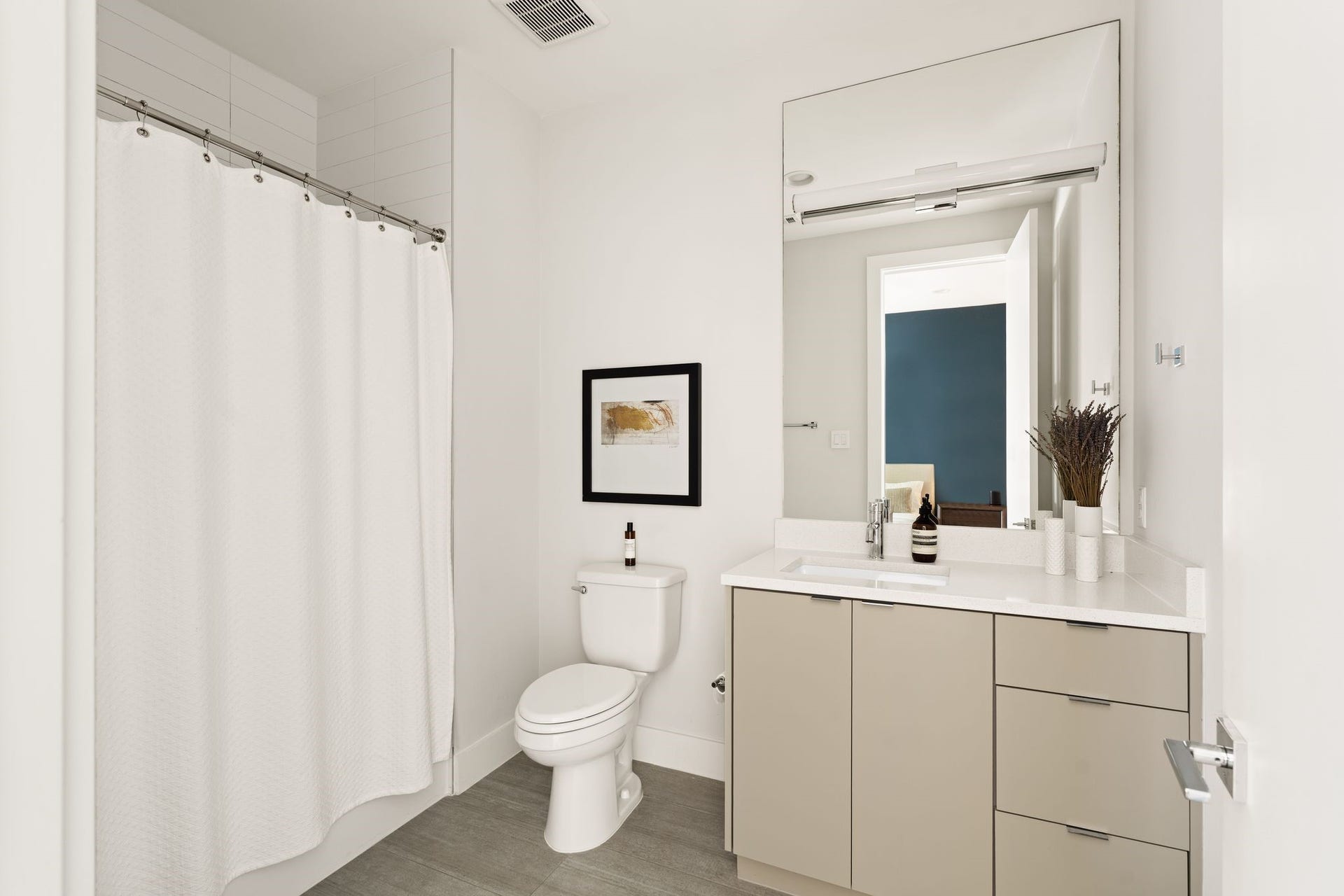 2622 Greenbriar Drive, Houston, TX 77098 Private en suite bath serving the fourth bedroom features a tub-shower combination, contemporary finishes, and generous vanity storage.