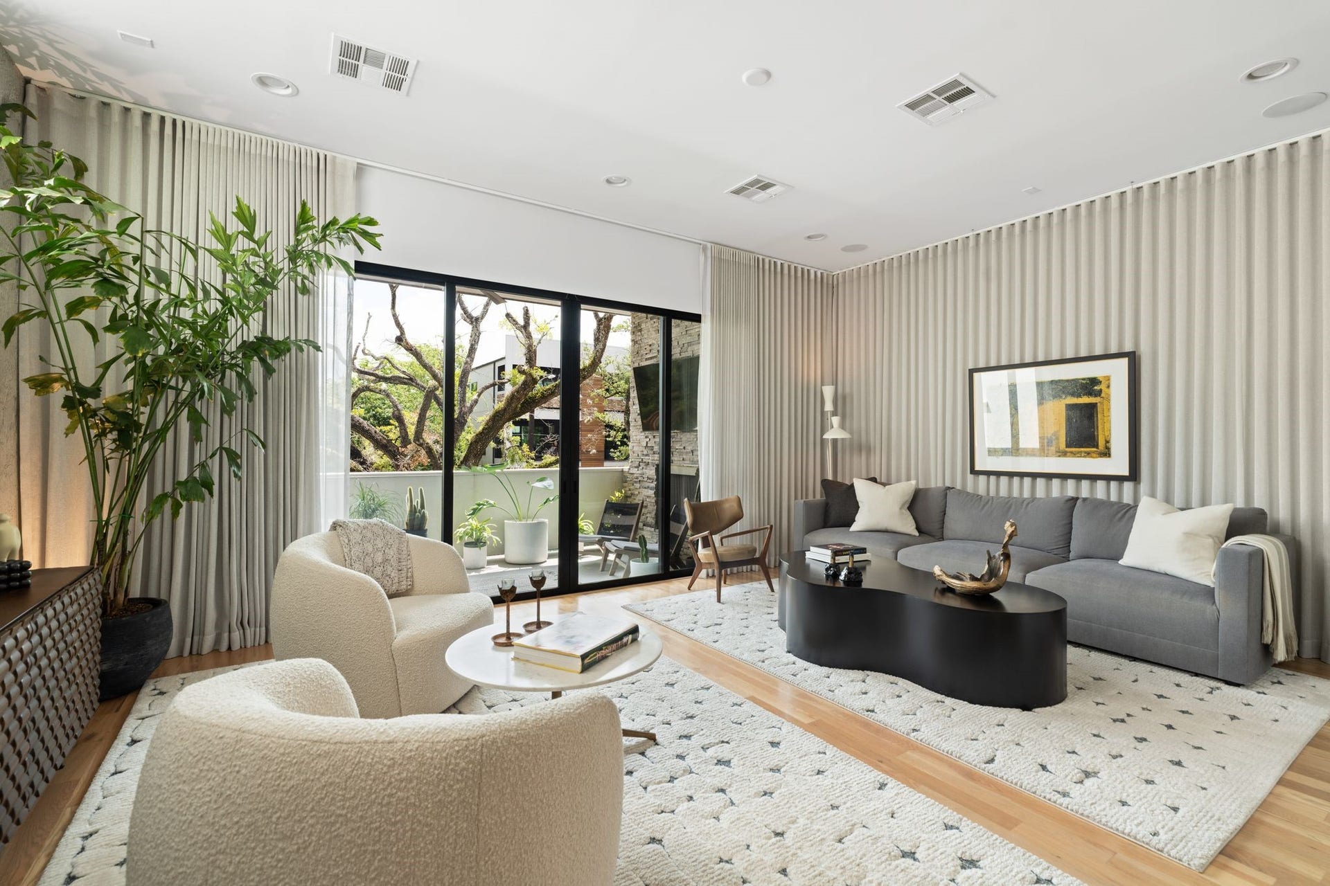 2622 Greenbriar Drive, Houston, TX 77098 Sophisticated Upper Kirby living space with hardwood floors, custom designer drapery, integrated audio and expansive glass doors connecting the interiors to the tree-lined covered terrace.