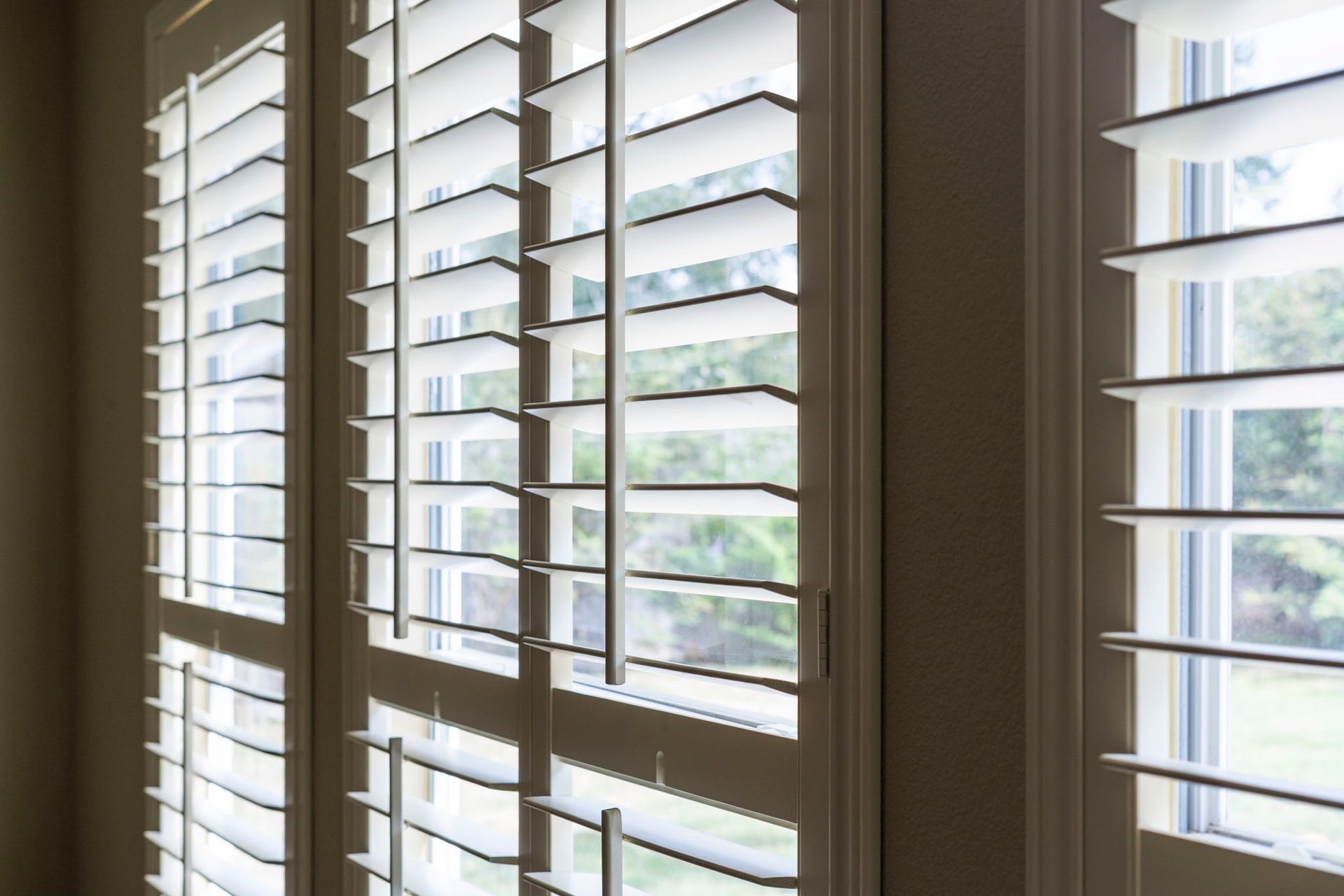 9730 Harrison Lane, Missouri City, TX 77459 Custom plantation shutters throughout, offering timeless style, privacy and abundant natural light.