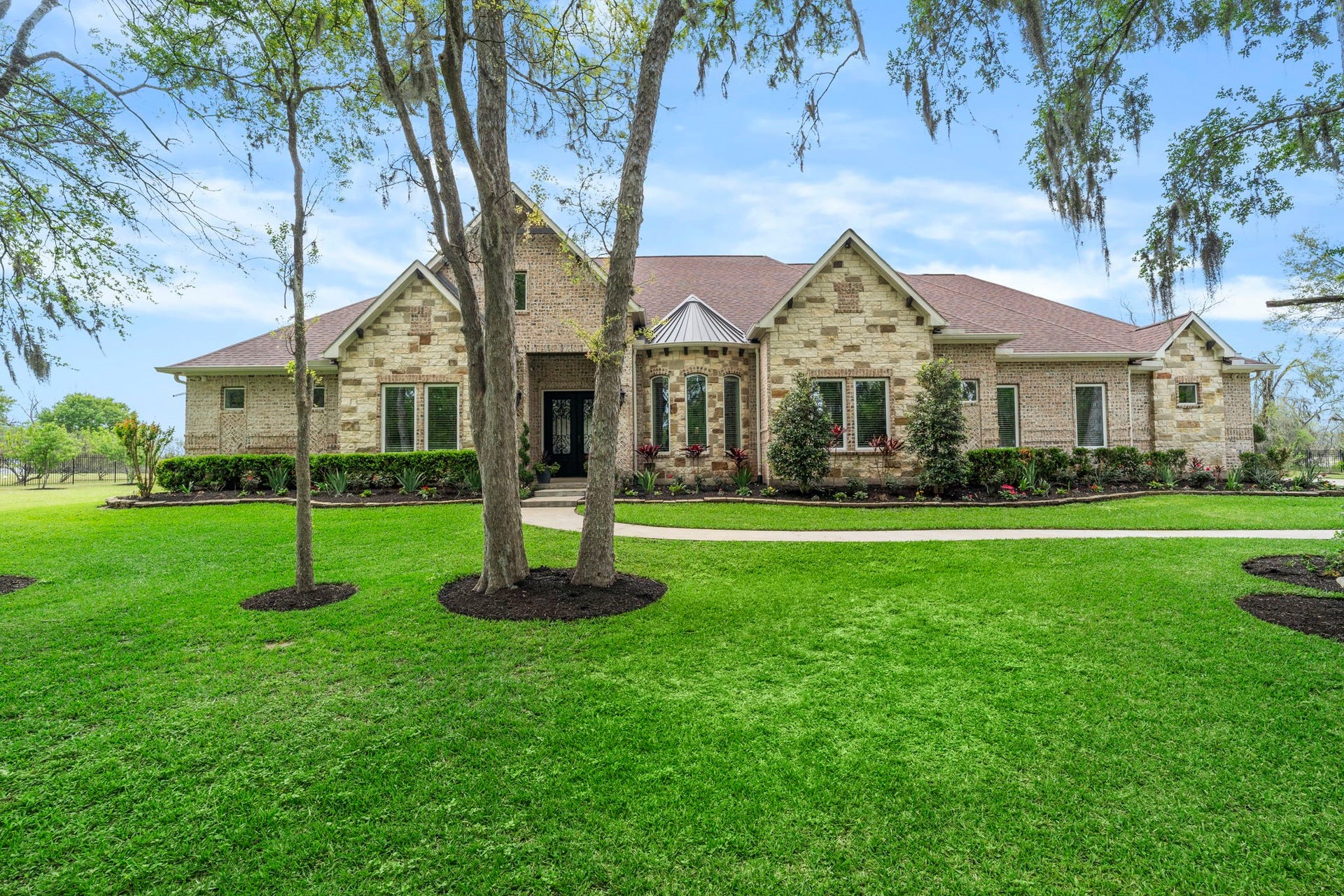 8522 Thornberry Hollow Court, Missouri City, TX 77459 This spectacular, one-of-a-kind 2.4-acre waterfront property offers exceptional outdoor living with a pool and spa, covered patio, pergola, outdoor kitchen, and fireplaceperfect for relaxing or entertaining.