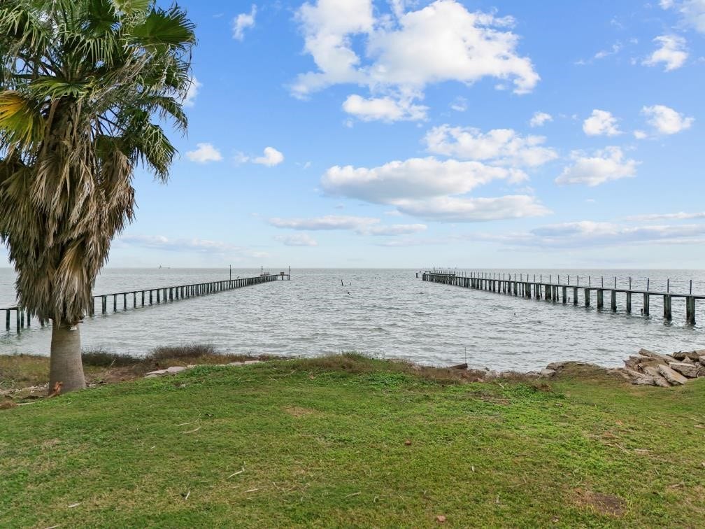 1035 6th Street, San Leon, TX 77539 1035 6th Street, San Leon, TX 77539