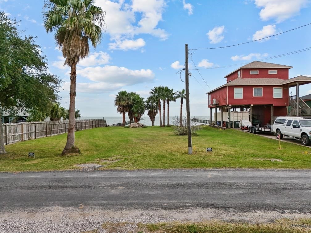 1035 6th Street, San Leon, TX 77539 1035 6th Street, San Leon, TX 77539
