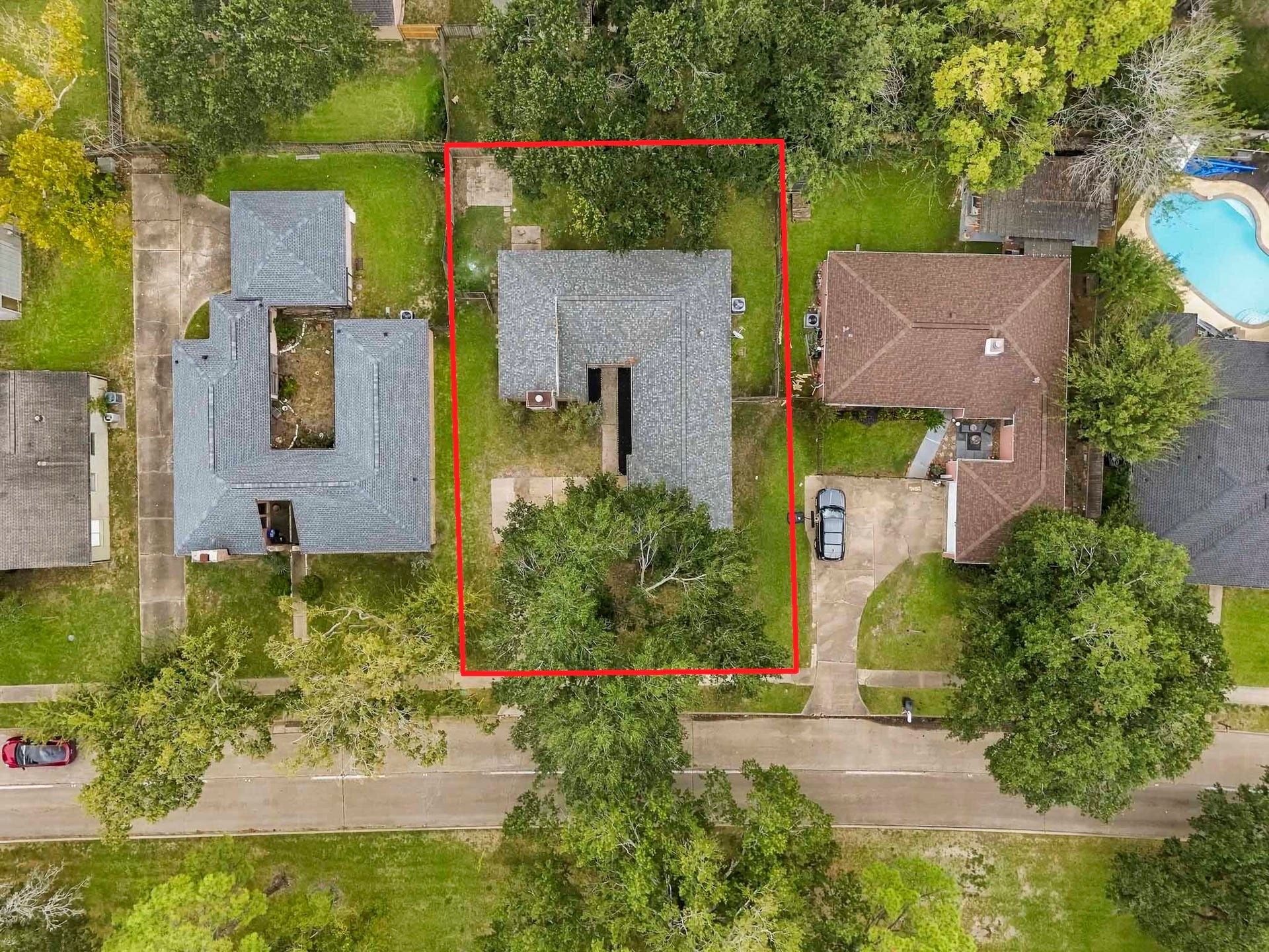 22711 Provincial Boulevard, Katy, TX 77450 Viewed from above, this residence showcases impressive lot dimensions, excellent neighborhood separation, and lush tree-lined surroundings. The architectural design offers an effortless indoor-outdoor flow, complemented by an expansive front approach and an enclosed rear lawn.
