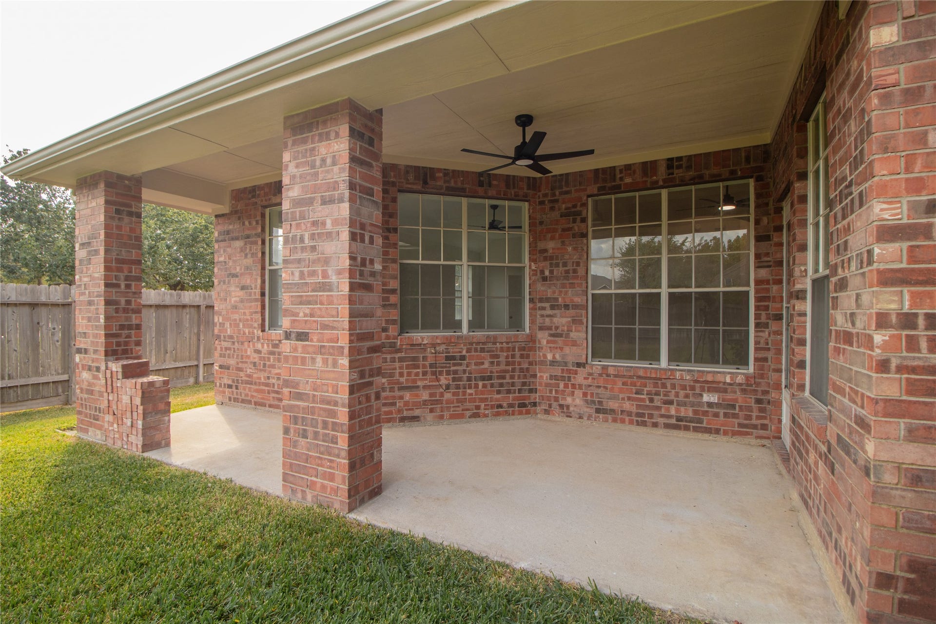 3115 Hickory Grove Lane, Pearland, TX 77584 Large covered patio. Nice area to entertain and cook out.