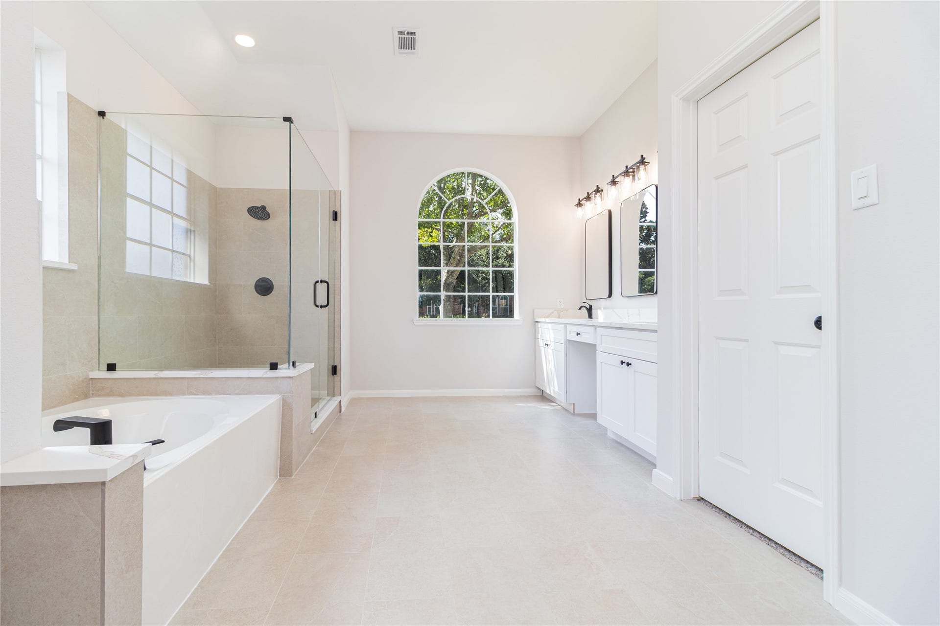 3115 Hickory Grove Lane, Pearland, TX 77584 The primary bath was completely updated with new shower glass, tile, fixtures, cabinets, quartz tops, mirrors, and more.