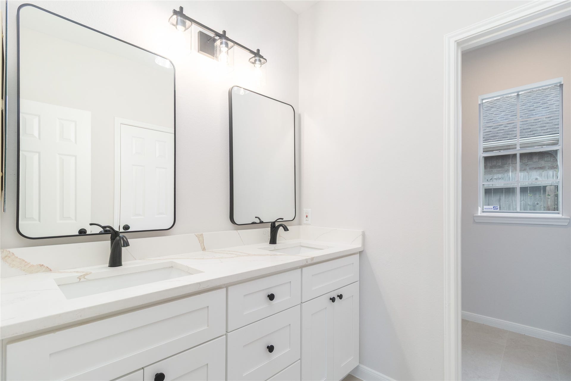 3115 Hickory Grove Lane, Pearland, TX 77584 Full bath with new cabinets, quartz tops, mirrors, and fixtures.