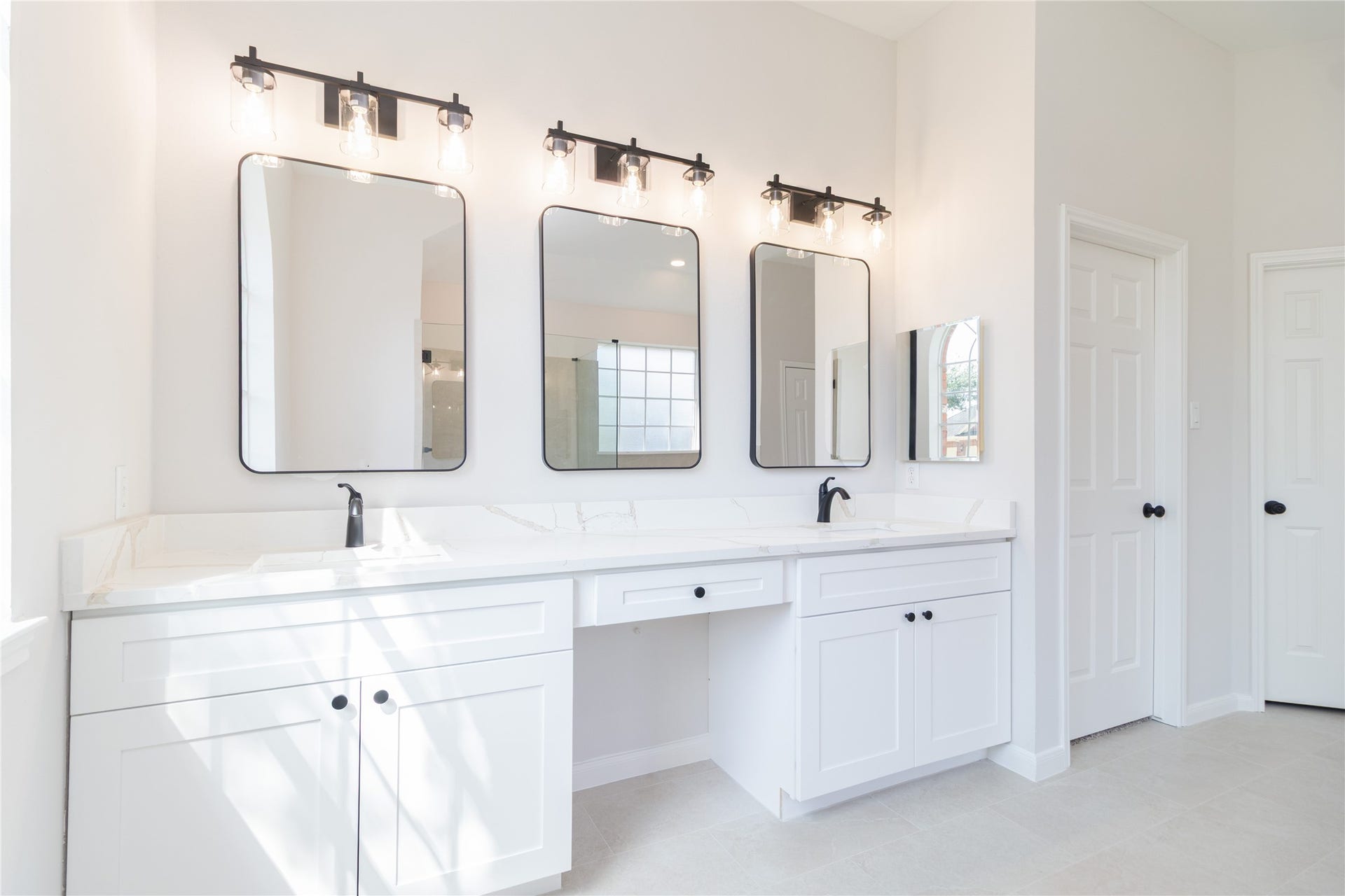 3115 Hickory Grove Lane, Pearland, TX 77584 The primary bath was completely updated with new shower glass, tile, fixtures, cabinets, quartz tops, mirrors, and more.