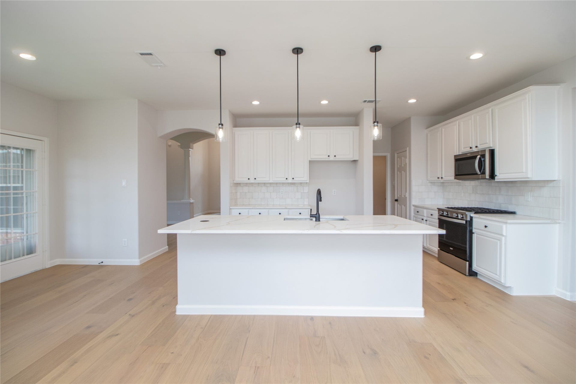 3115 Hickory Grove Lane, Pearland, TX 77584 Updated and redesigned kitchen with new quartz countertops, backsplash, SS appliances, recessed lights, fixtures, and more.