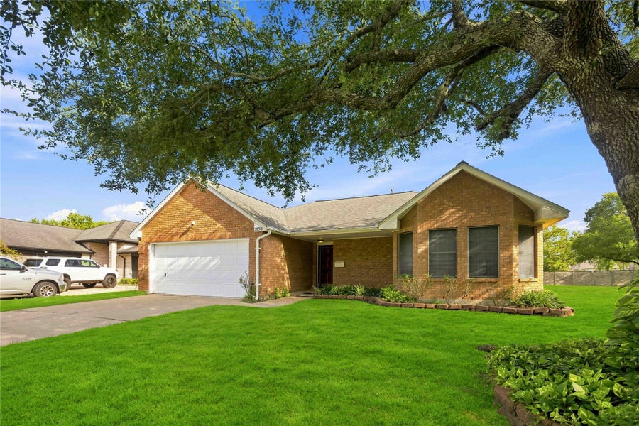 Property photo for 2755 N Larkspur Circle, Pearland, TX
