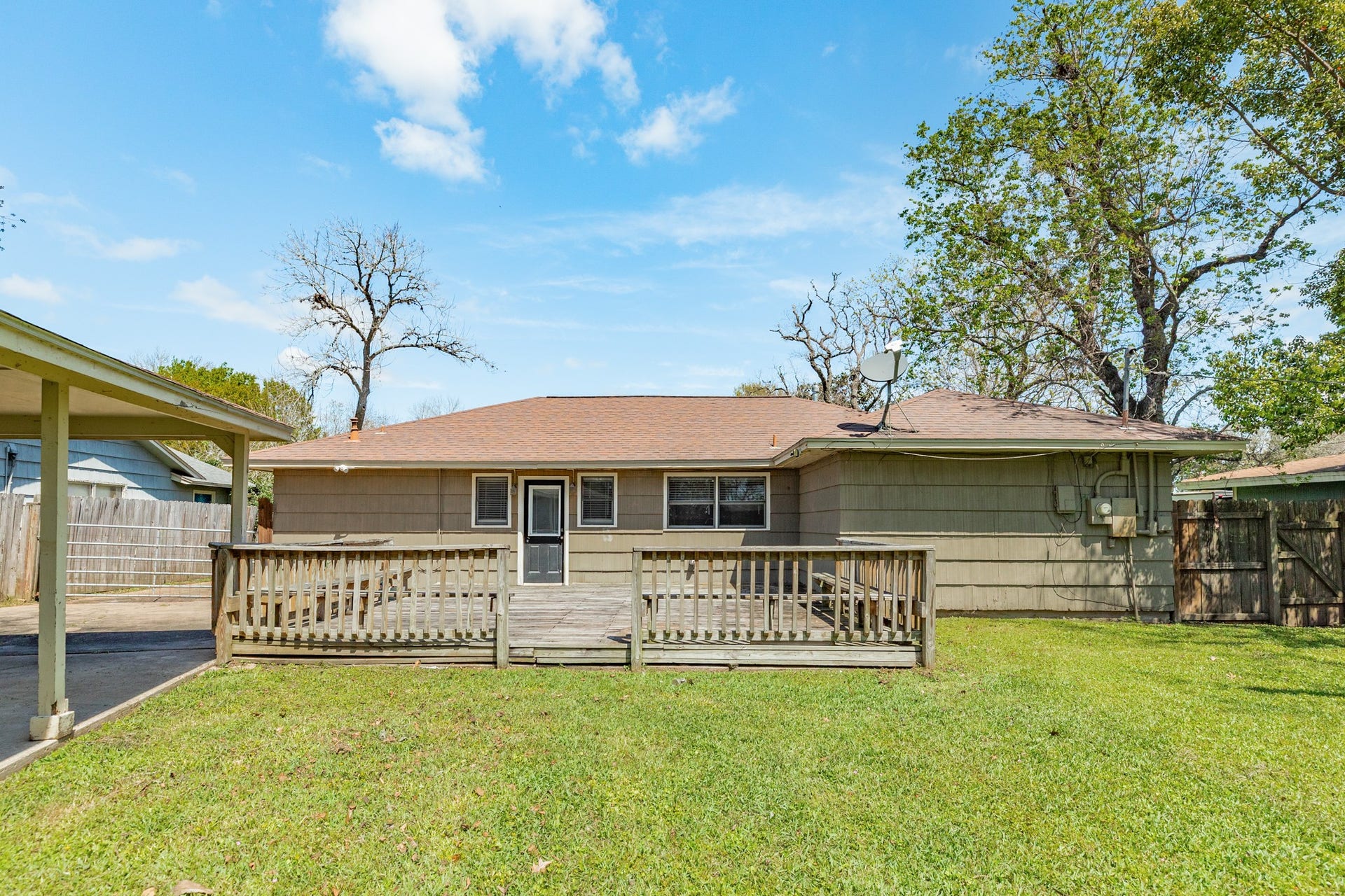 120 Palm Lane, Lake Jackson, TX 77566