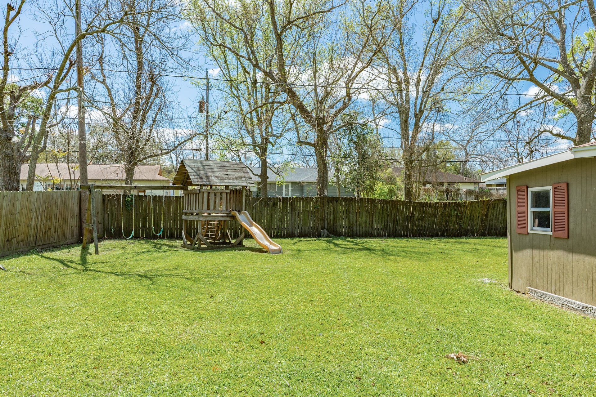 120 Palm Lane, Lake Jackson, TX 77566